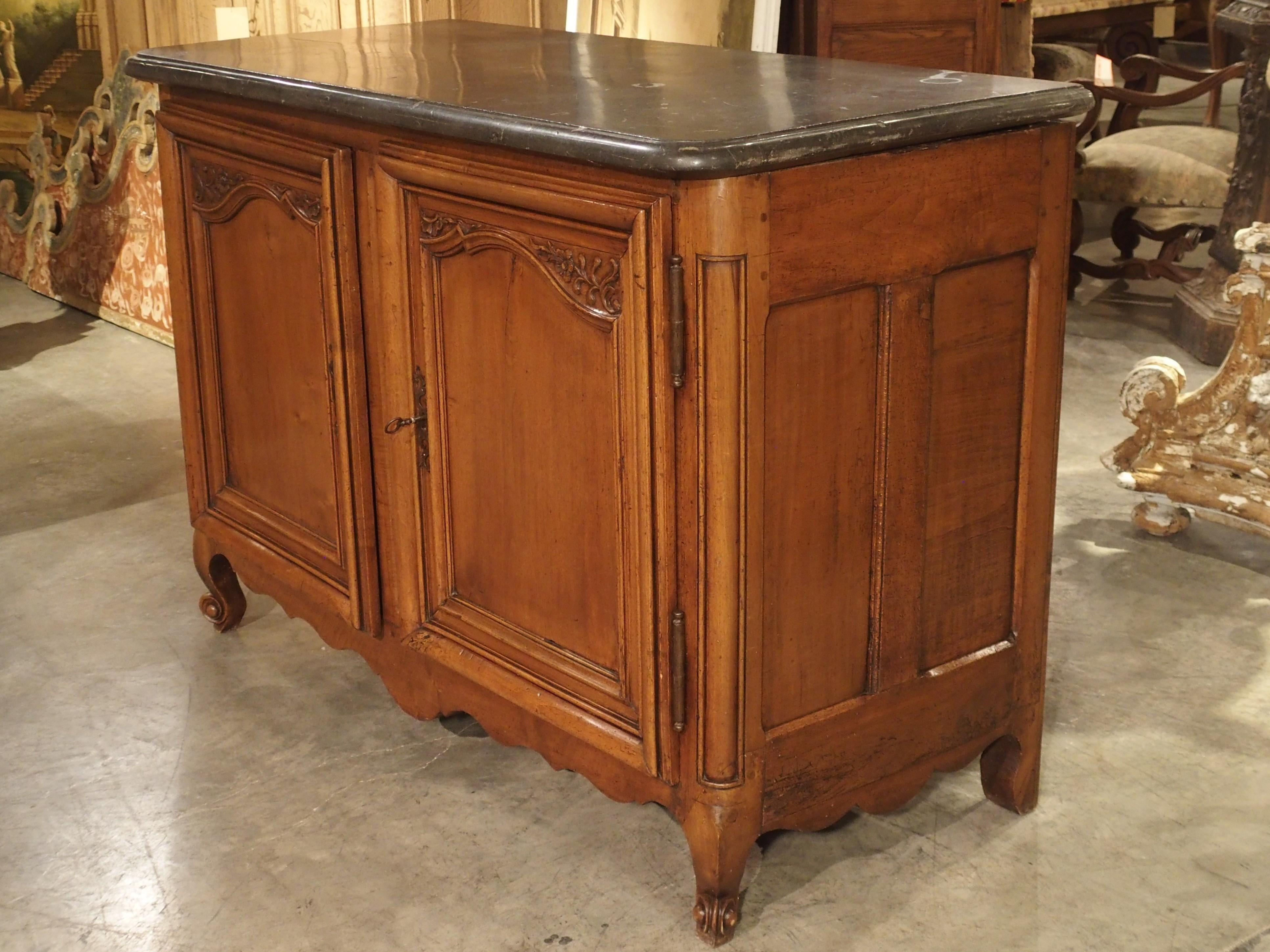 18th Century Walnut Buffet De Chasse from Lyon, France For Sale 6