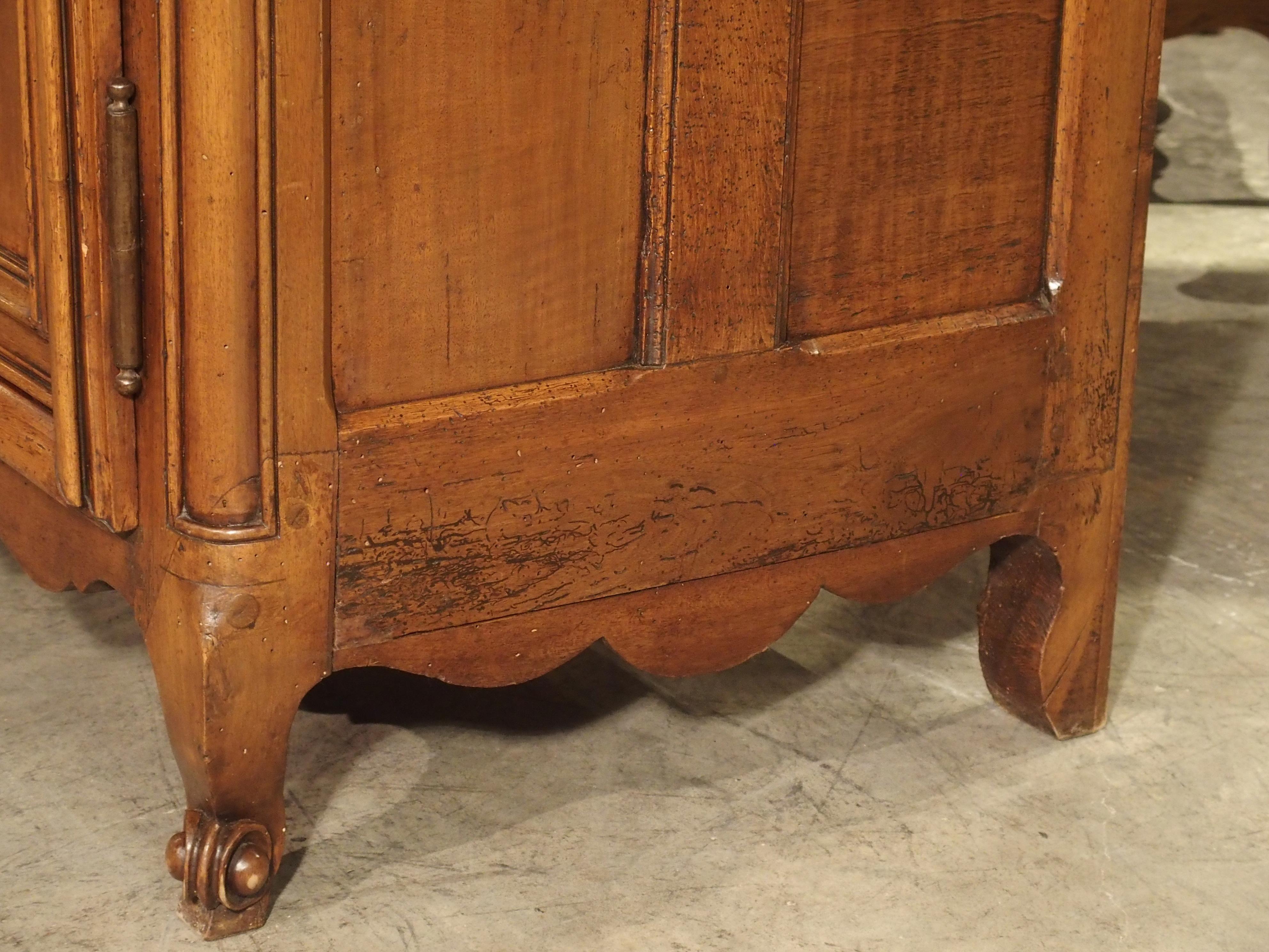 18th Century Walnut Buffet De Chasse from Lyon, France For Sale 7