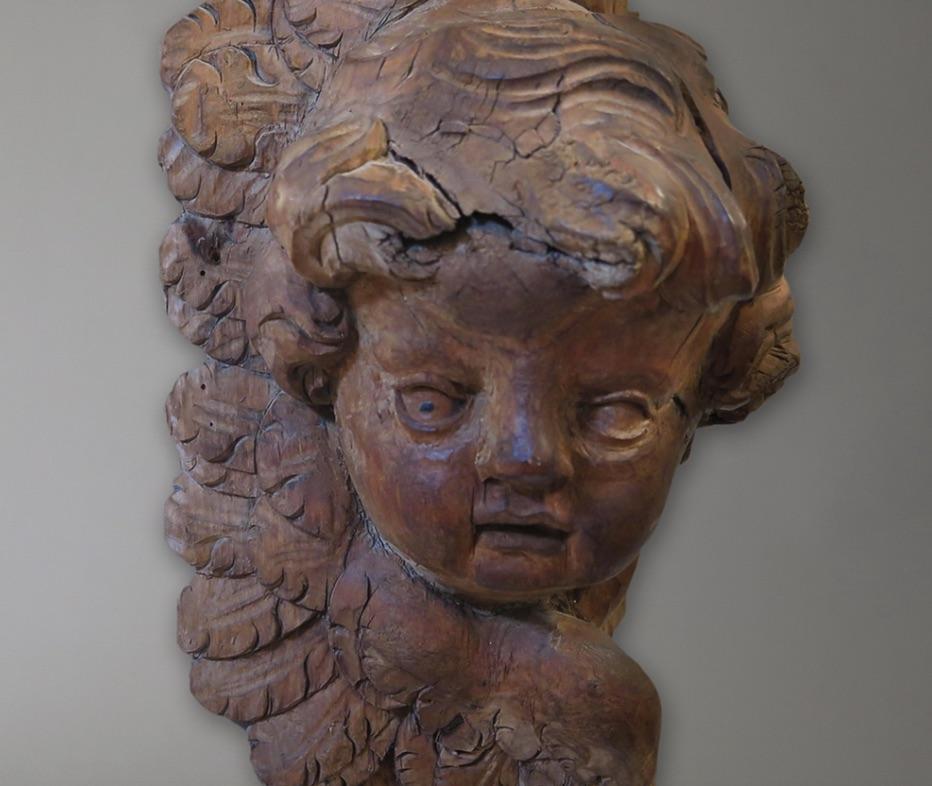 Sculpté à la main Sculpture en noyer du XVIIIe siècle représentant un ange, France en vente
