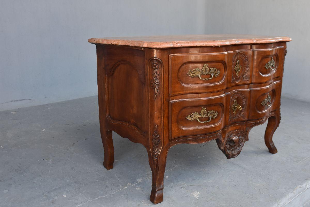 commode XVIIIe à 2 rangs de tiroirs en noyer croisé XVIIIe dessus de marbre rose bec de corbin, travail attribuable à l'ébéniste Grenoblois Pierre Hache.