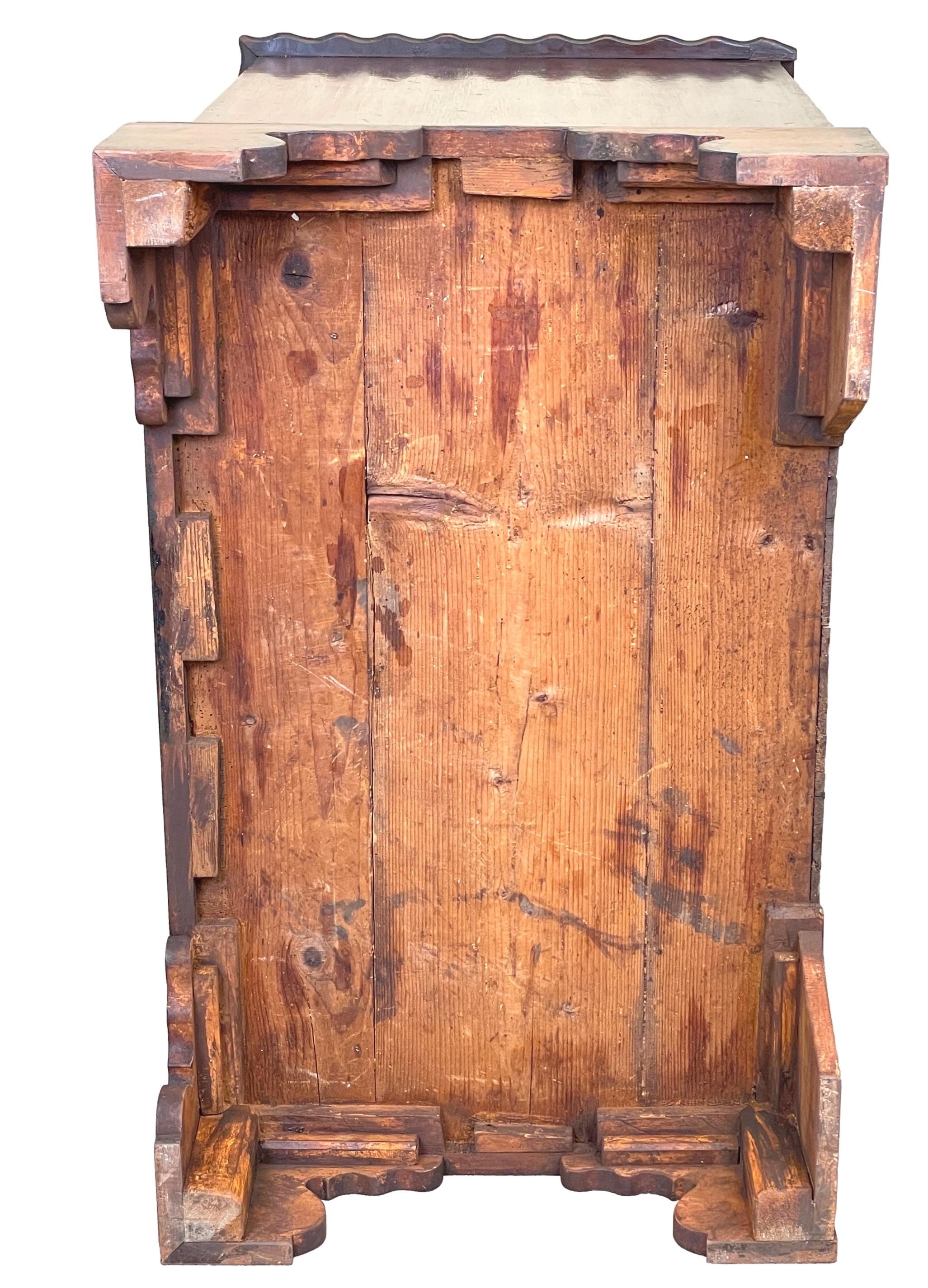 18th Century Walnut Chest of Drawers For Sale 7