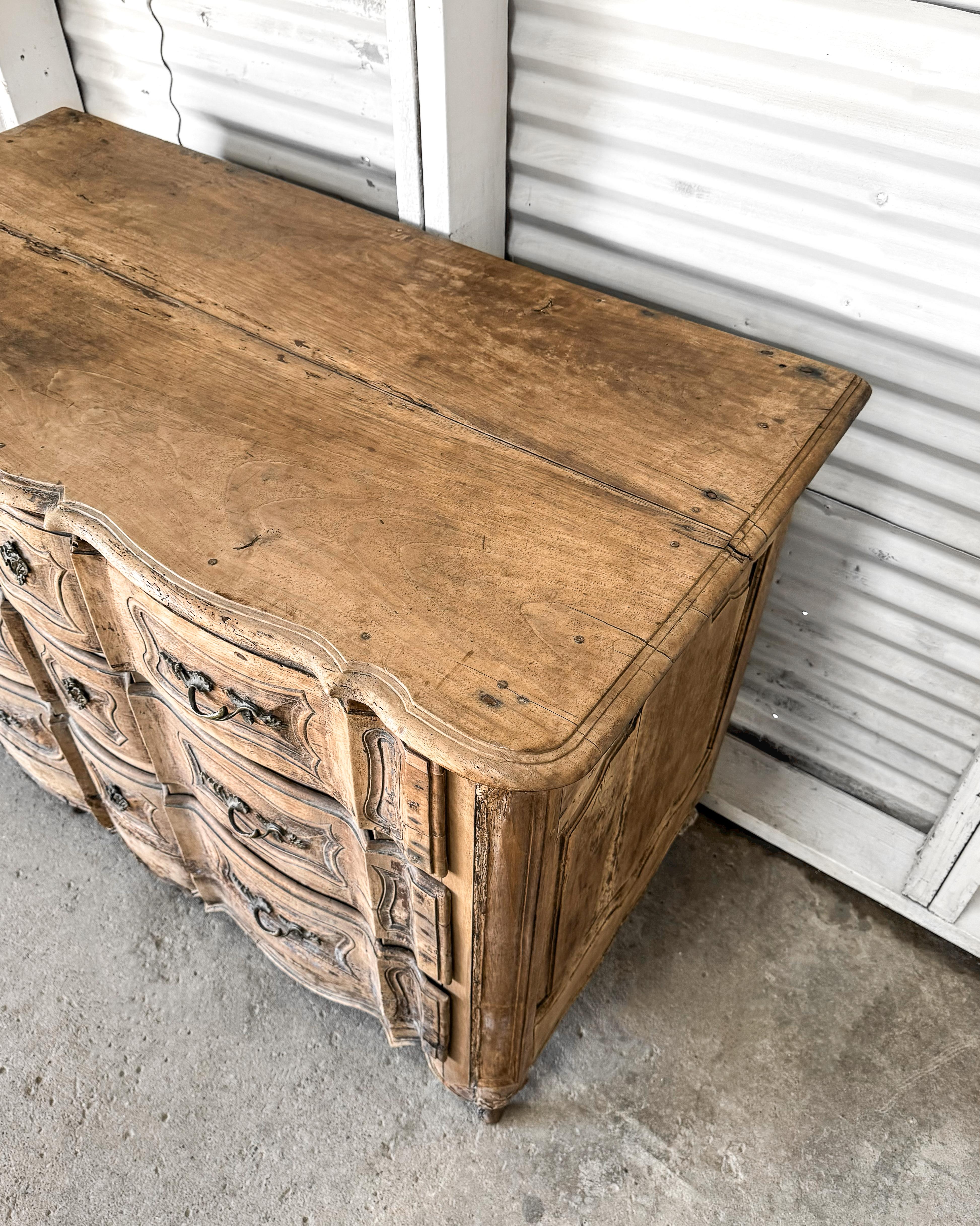 18th Century Walnut Chest of Drawers 9