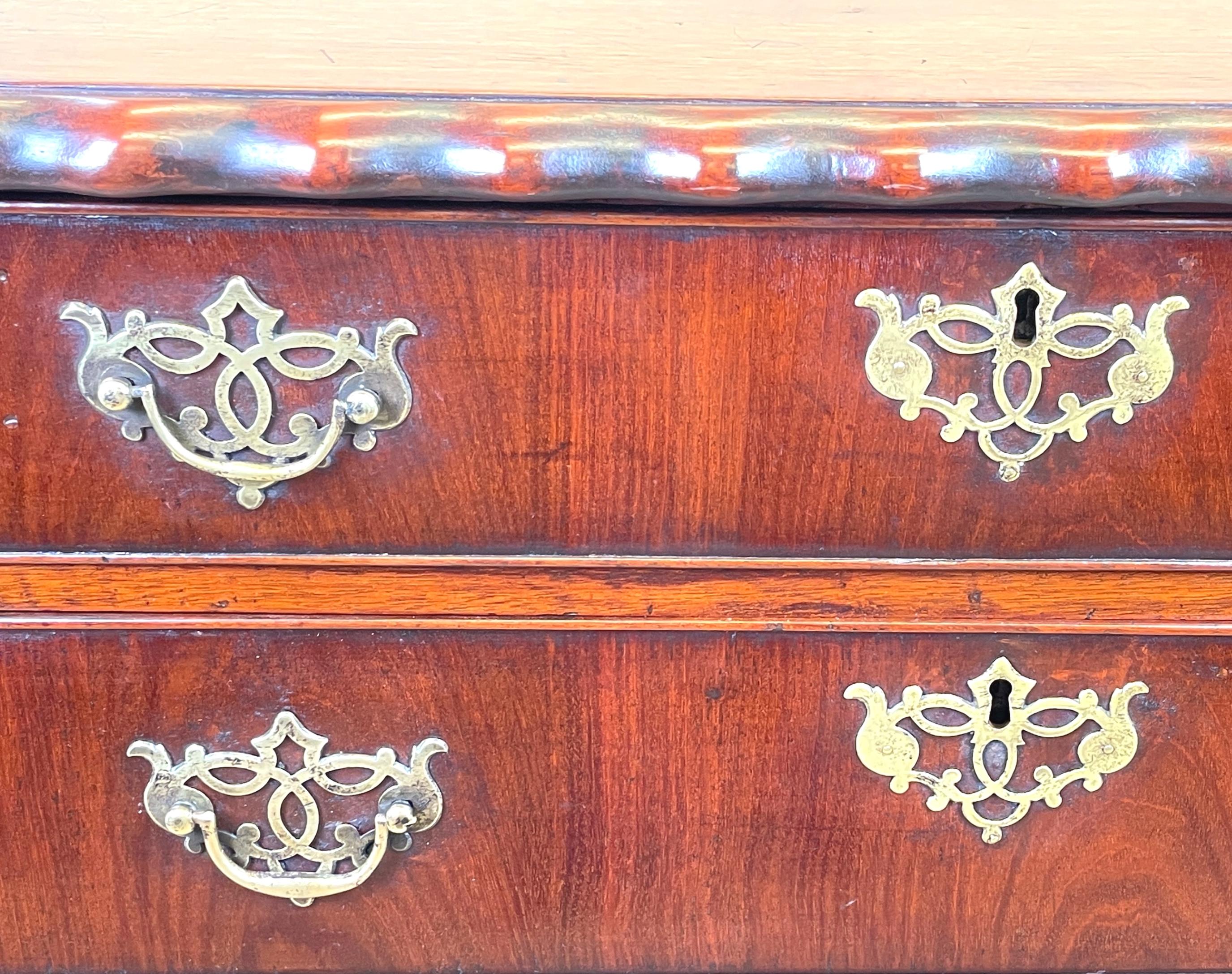 18th Century Walnut Chest of Drawers In Good Condition For Sale In Bedfordshire, GB