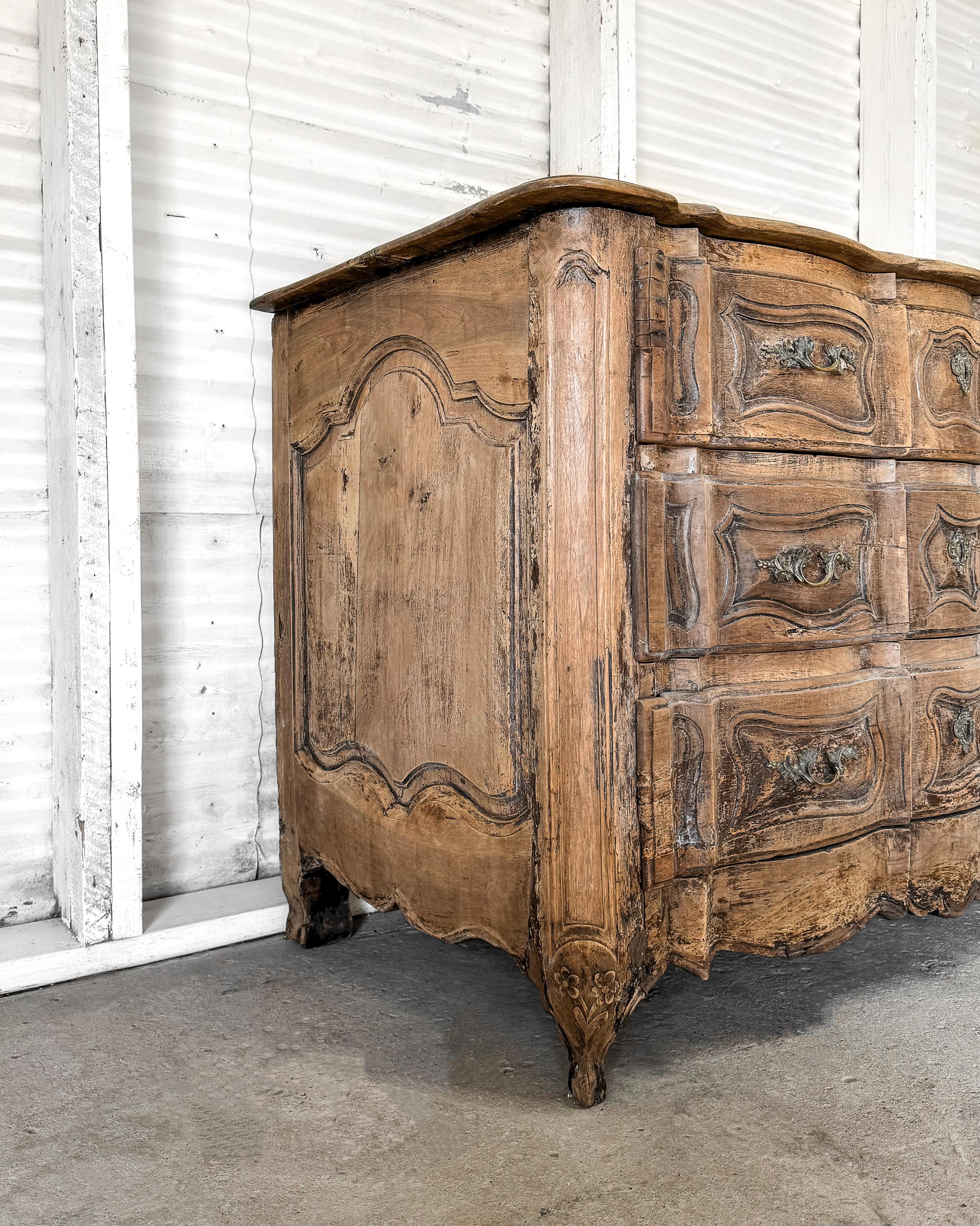 18th Century and Earlier 18th Century Walnut Chest of Drawers