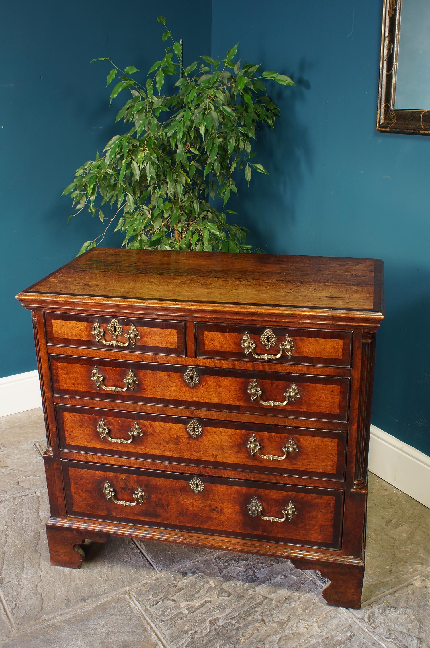 18th Century Walnut Chest Of Drawers. For Sale 2