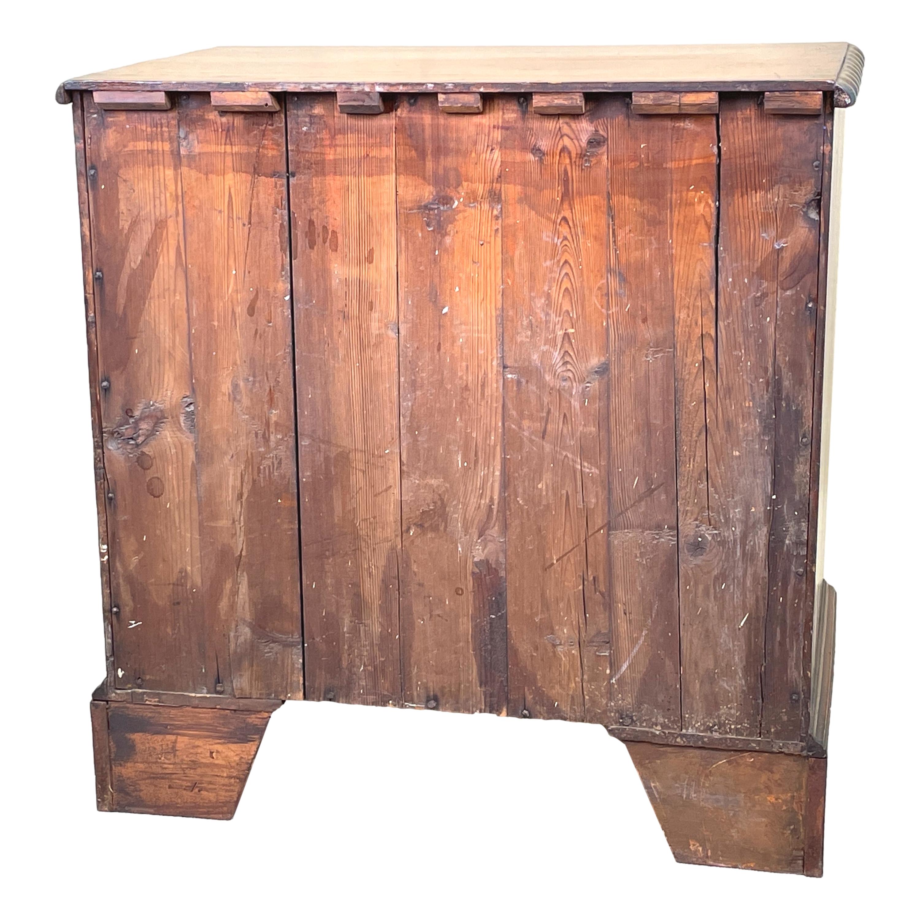 18th Century Walnut Chest of Drawers For Sale 2