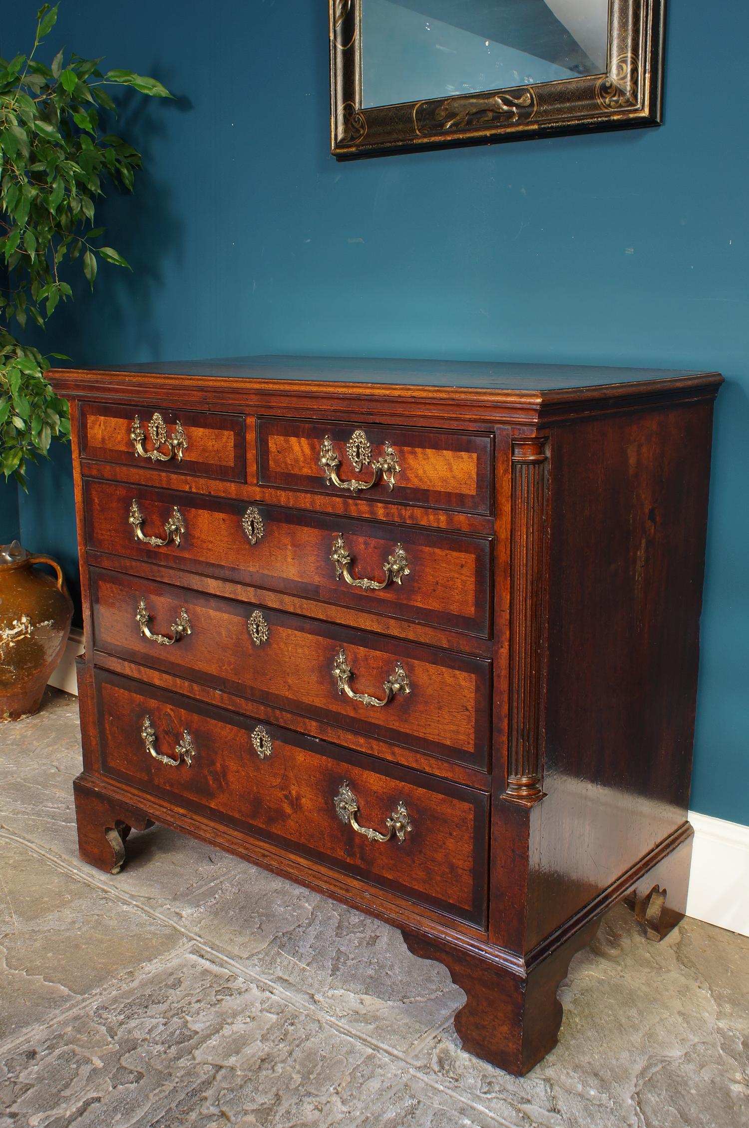 18th Century Walnut Chest Of Drawers. For Sale 3