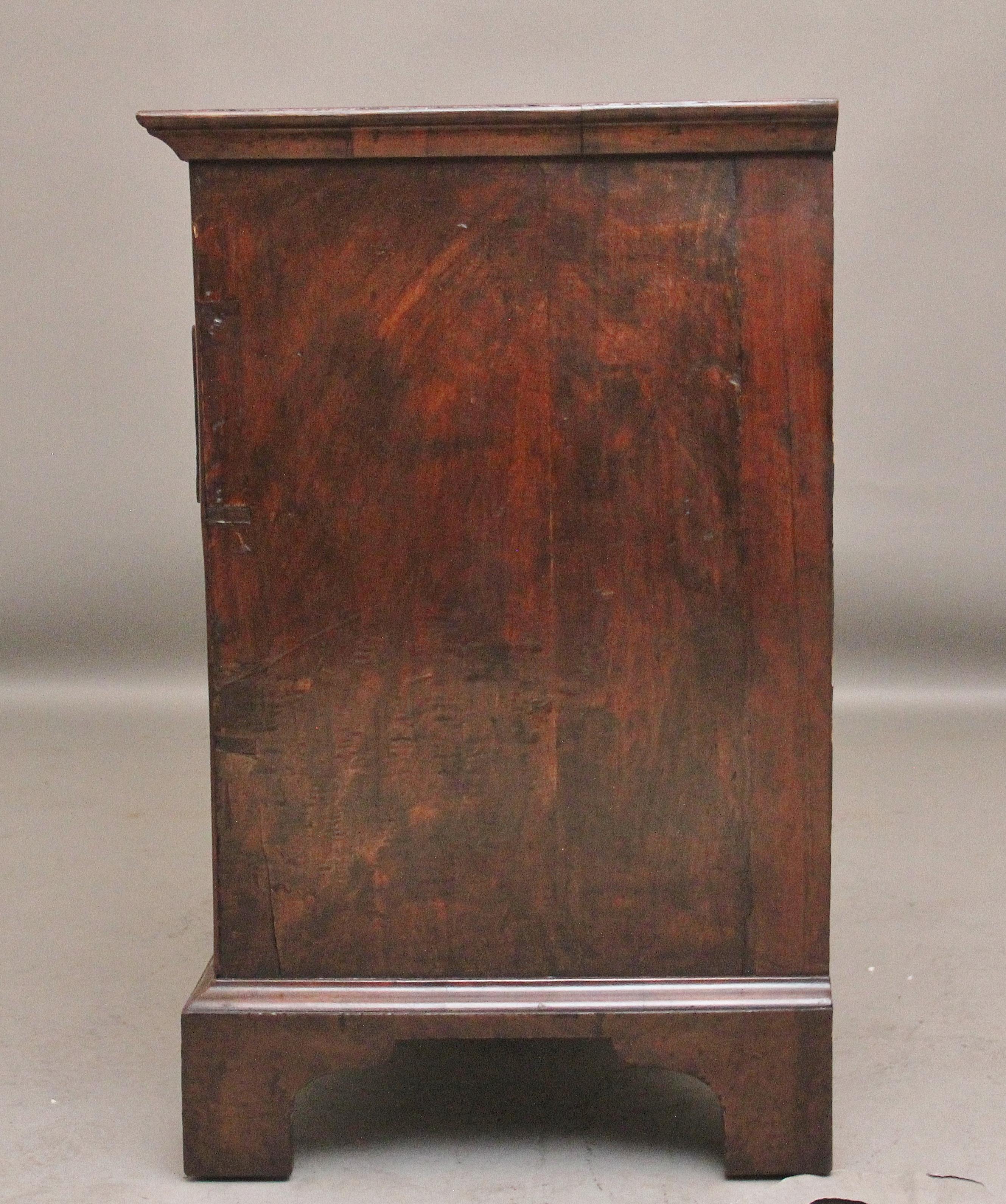 Cassettiera in noce del XVIII secolo in vendita 2