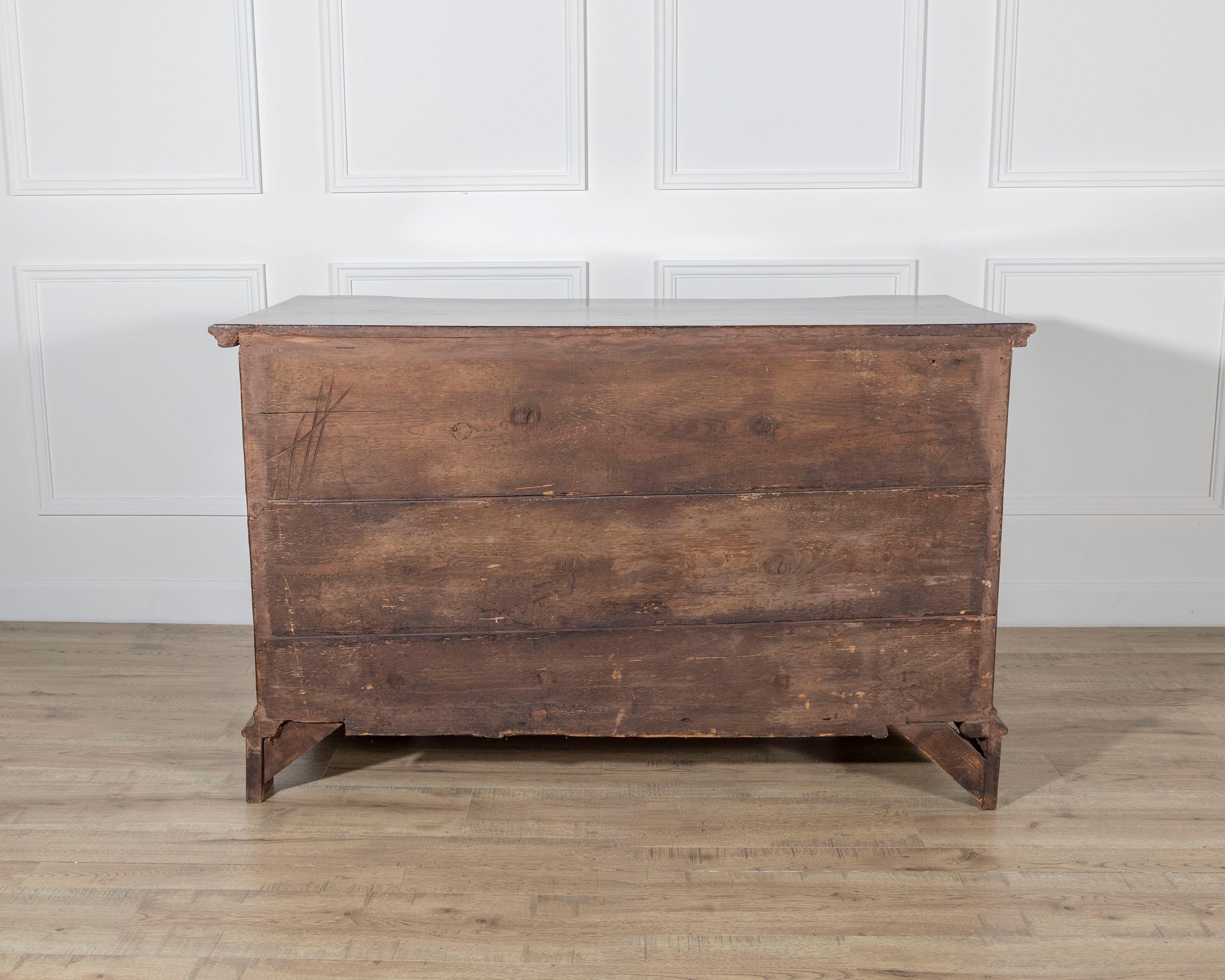 Cassettiera in noce di Verona del XVIII secolo in vendita 4