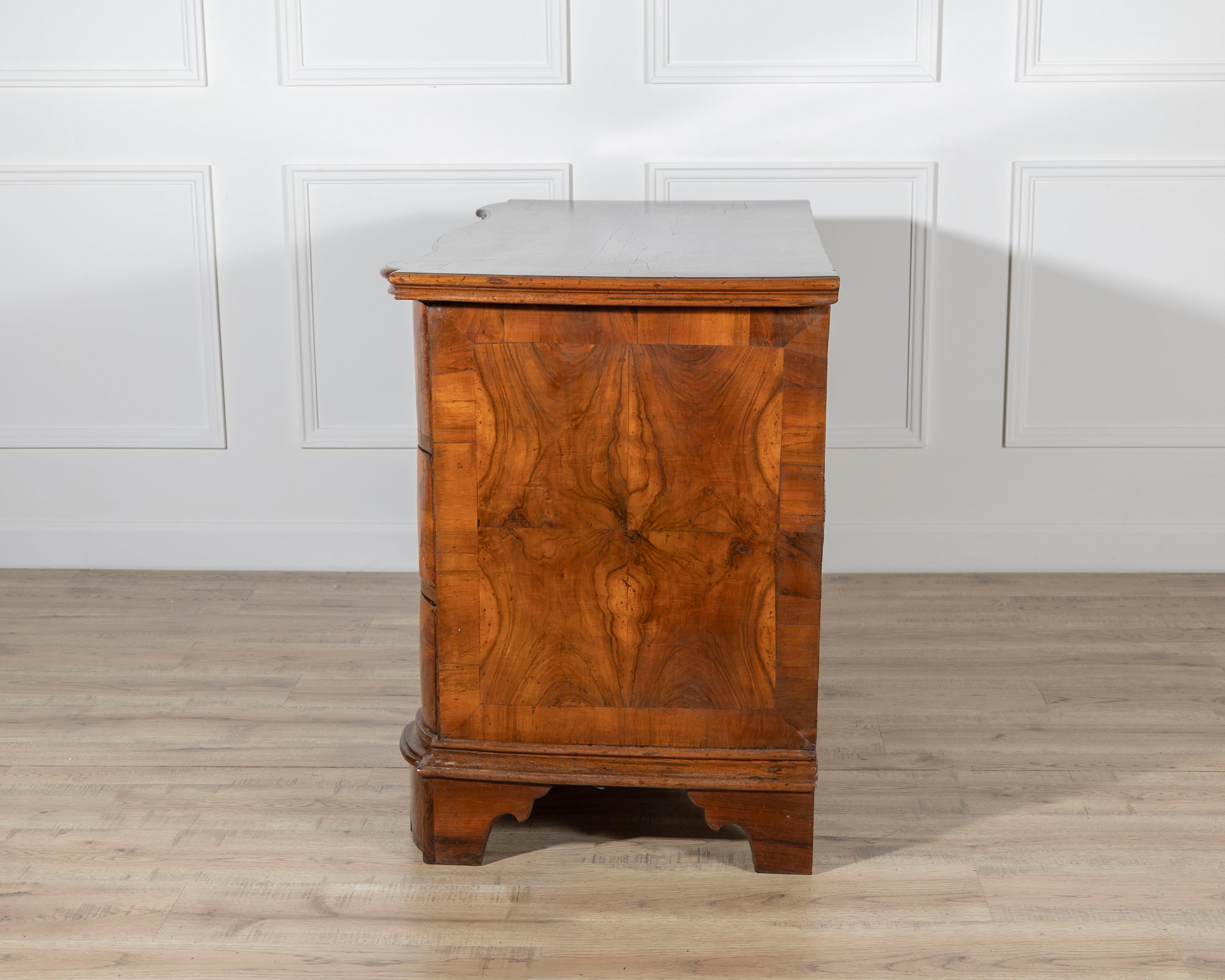 Cassettiera in noce di Verona del XVIII secolo in vendita 5