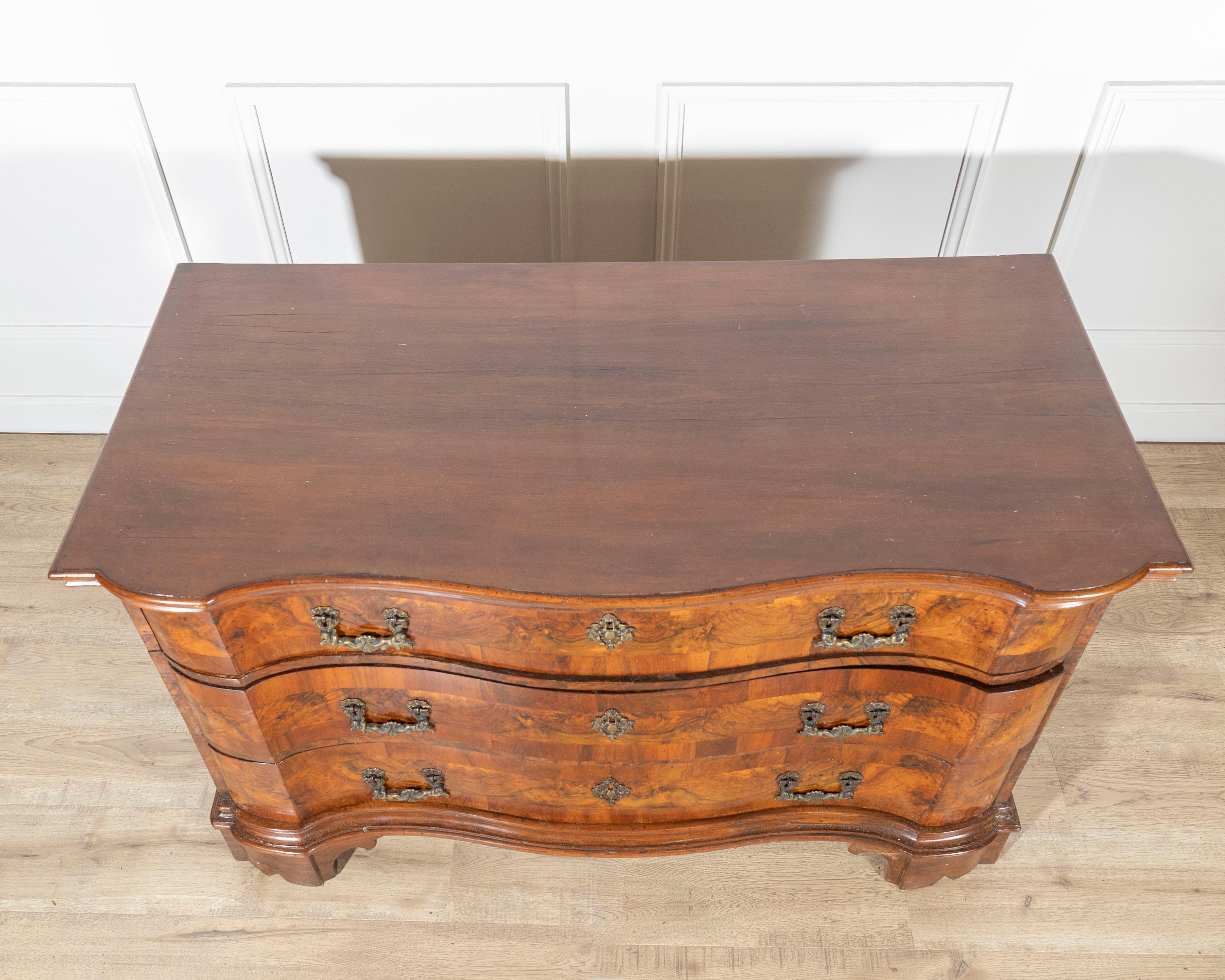 Noce Cassettiera in noce di Verona del XVIII secolo in vendita