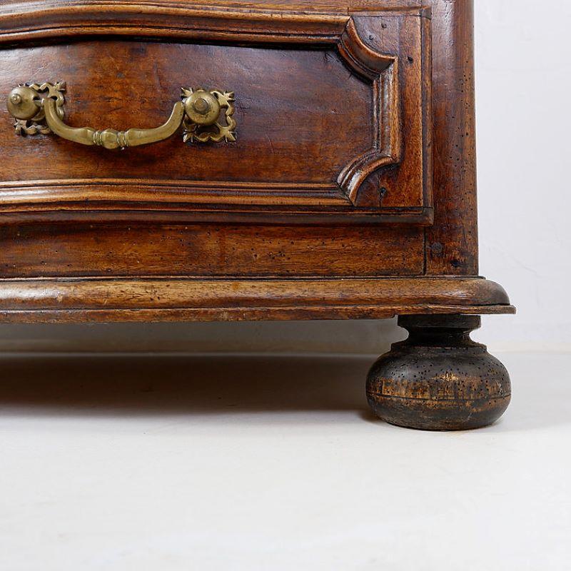 18th century walnut chest of drawers with red marble top For Sale 7