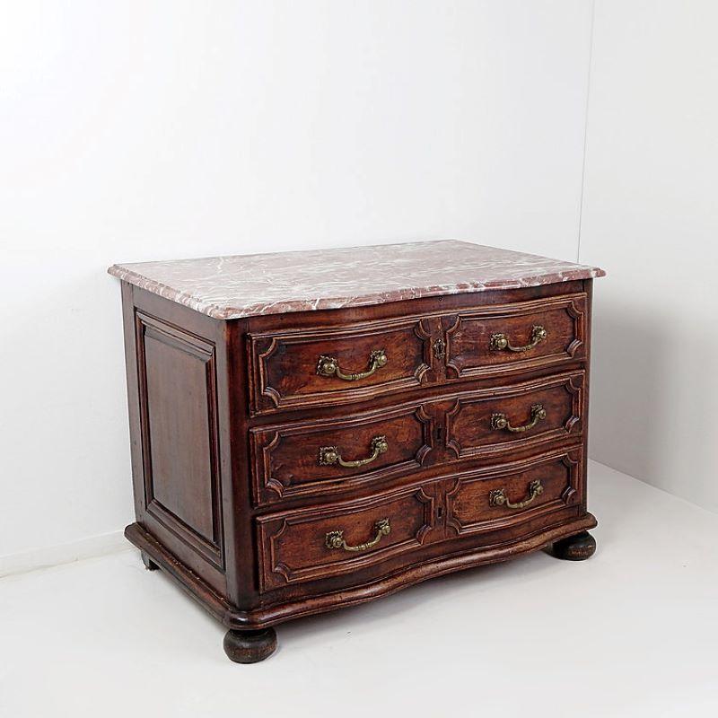 18th century walnut chest of drawers with red marble top In Good Condition For Sale In Brussels , BE