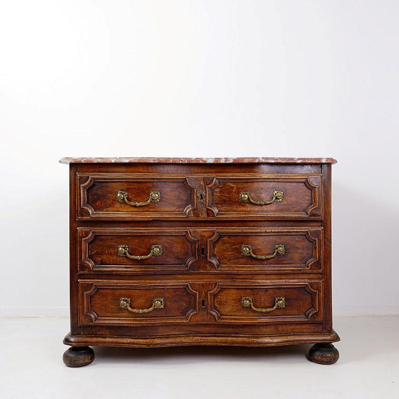 18th century walnut chest of drawers with red marble top For Sale 1
