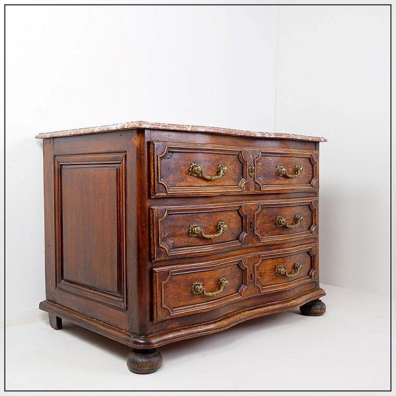 18th century walnut chest of drawers with red marble top For Sale 2