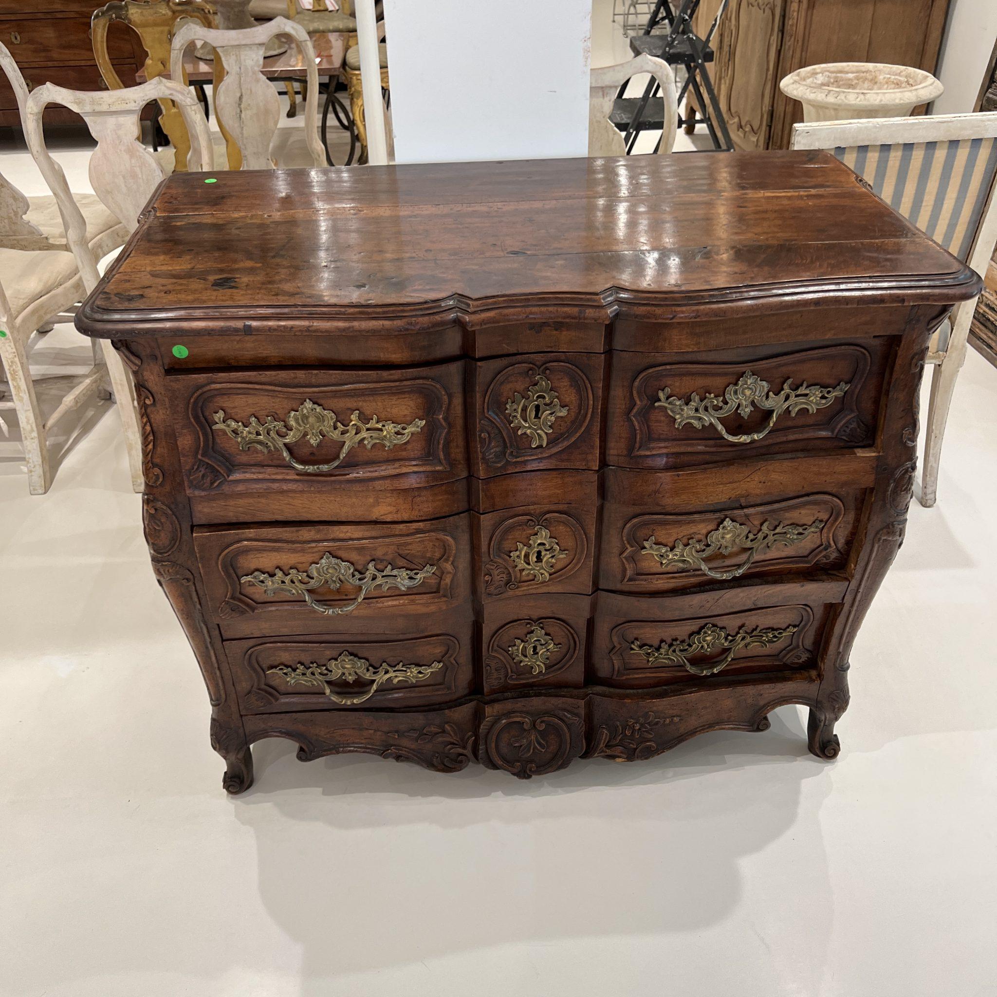 18th Century Walnut Commode from the Rhone Valley For Sale 3