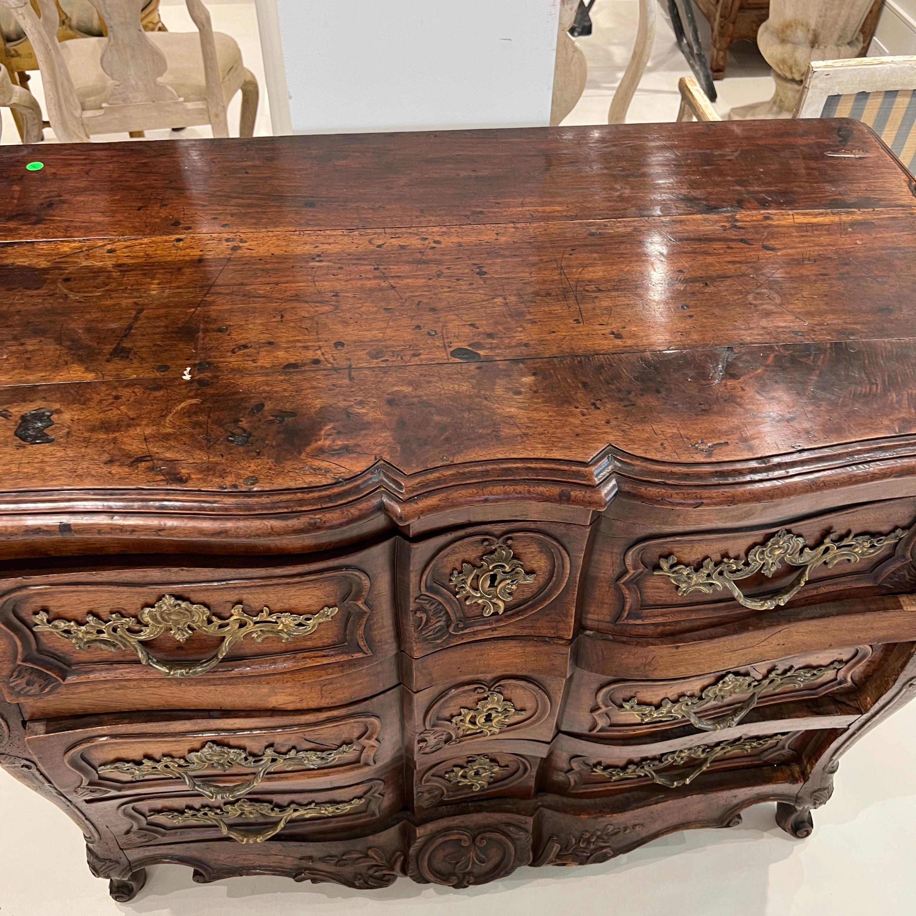 18th Century Walnut Commode from the Rhone Valley For Sale 4