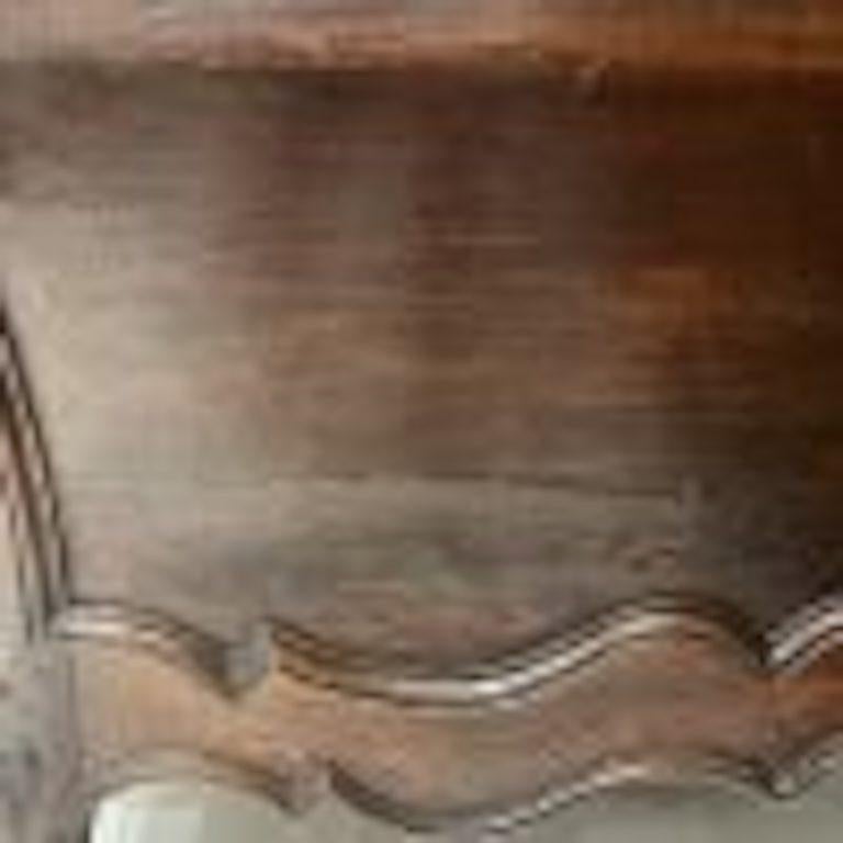 Kommode aus Nussbaumholz aus dem 18. Jahrhundert aus dem Rhone-Tal im Angebot 9