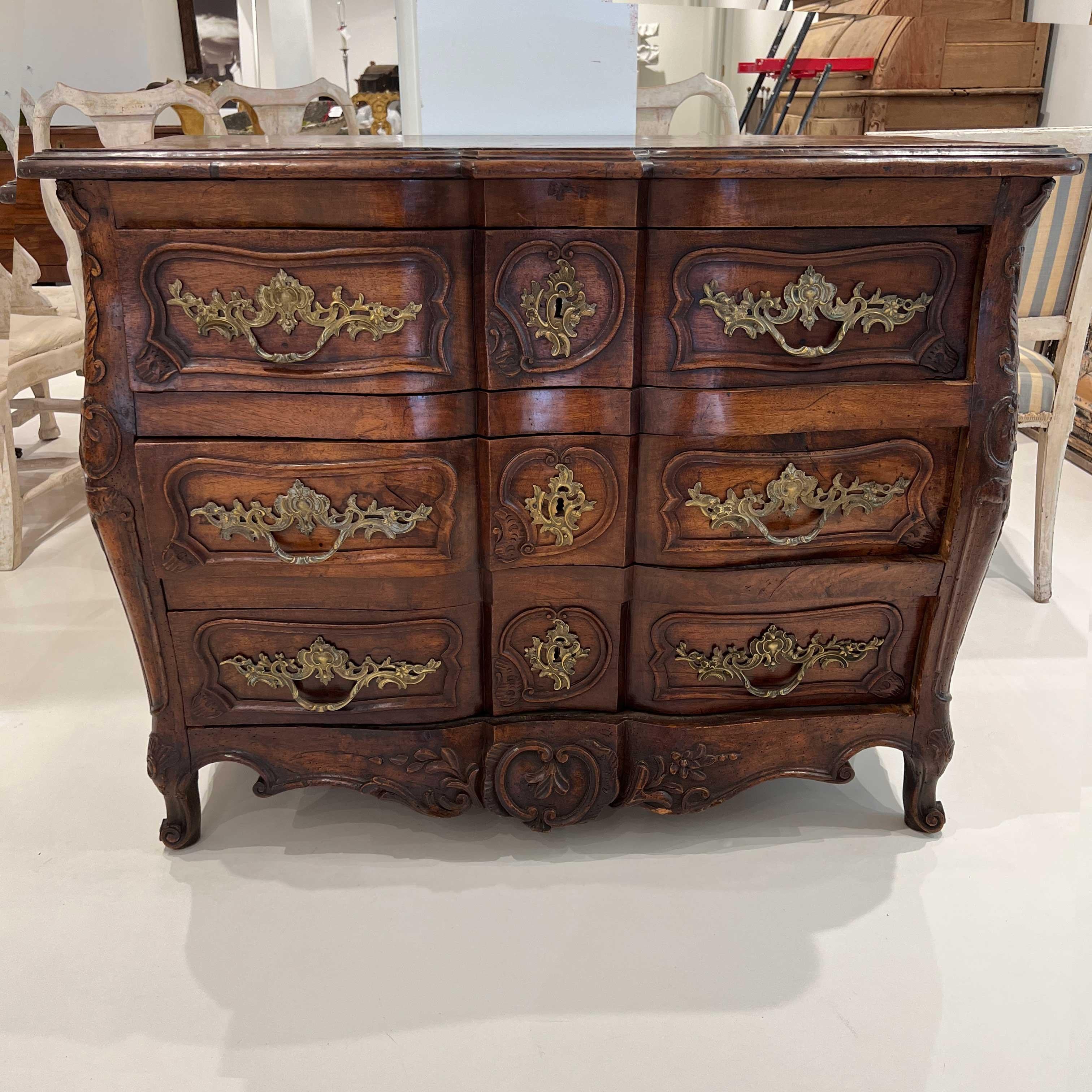 French Provincial 18th Century Walnut Commode from the Rhone Valley For Sale