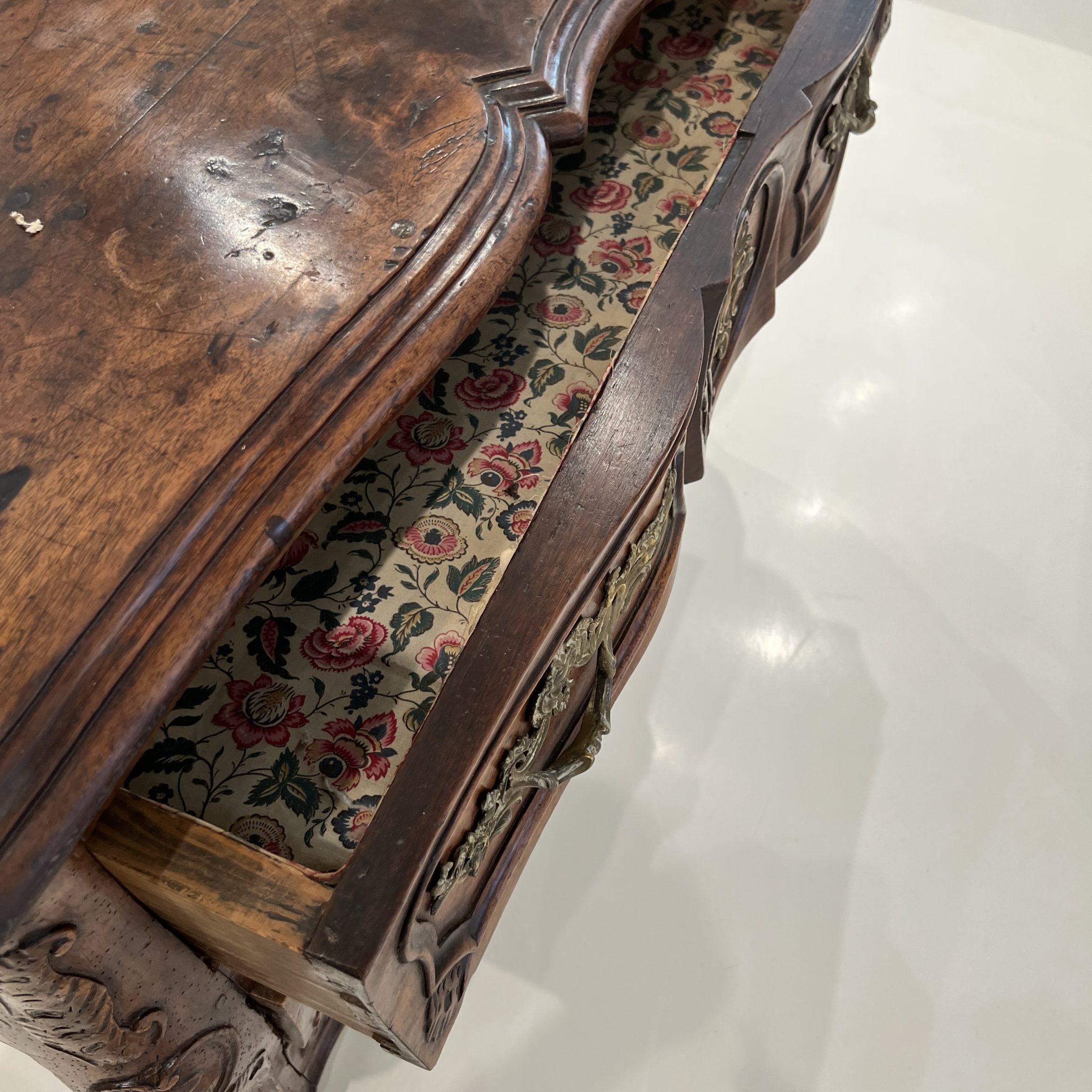 French Provincial 18th Century Walnut Commode from the Rhone Valley For Sale