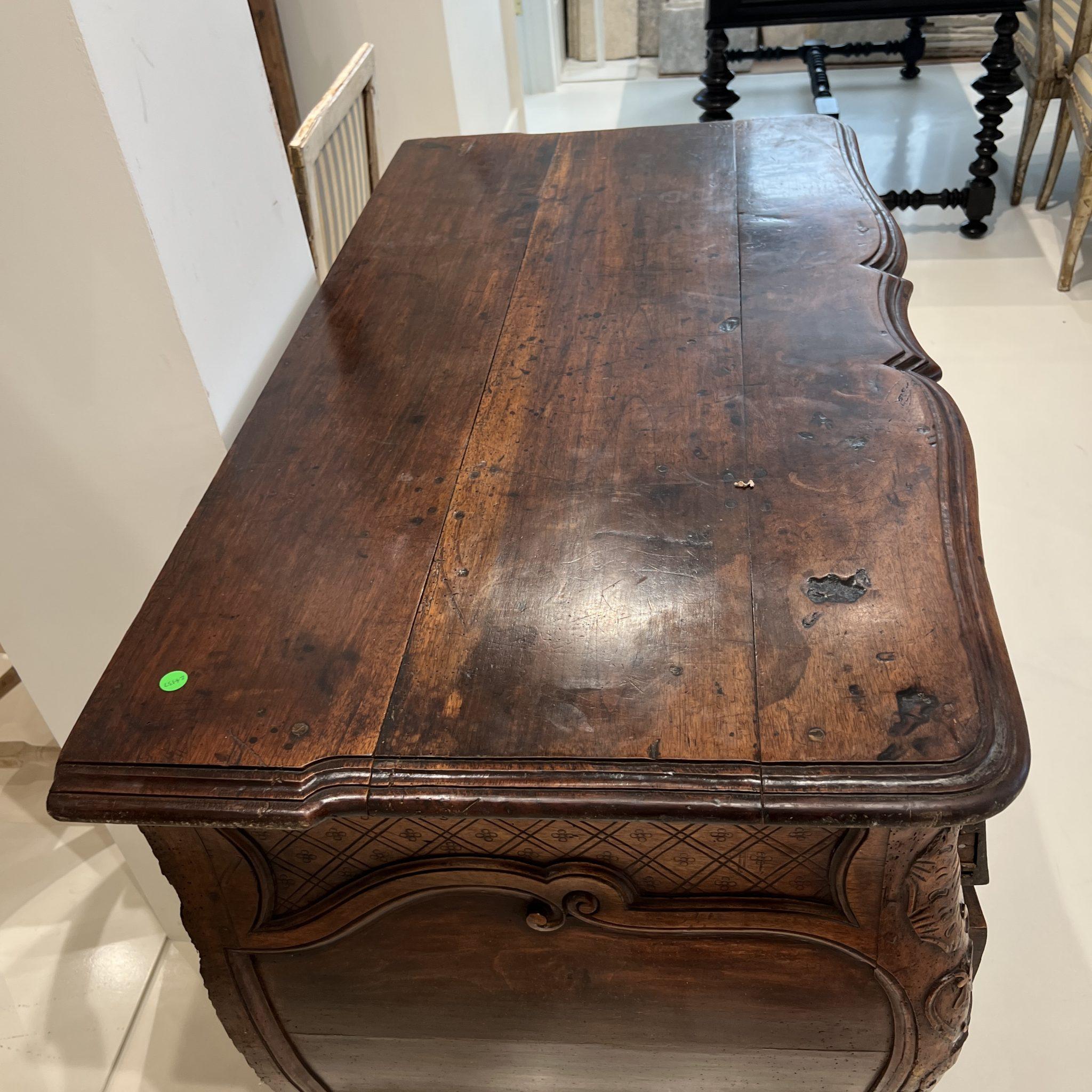 18th Century Walnut Commode from the Rhone Valley For Sale 1