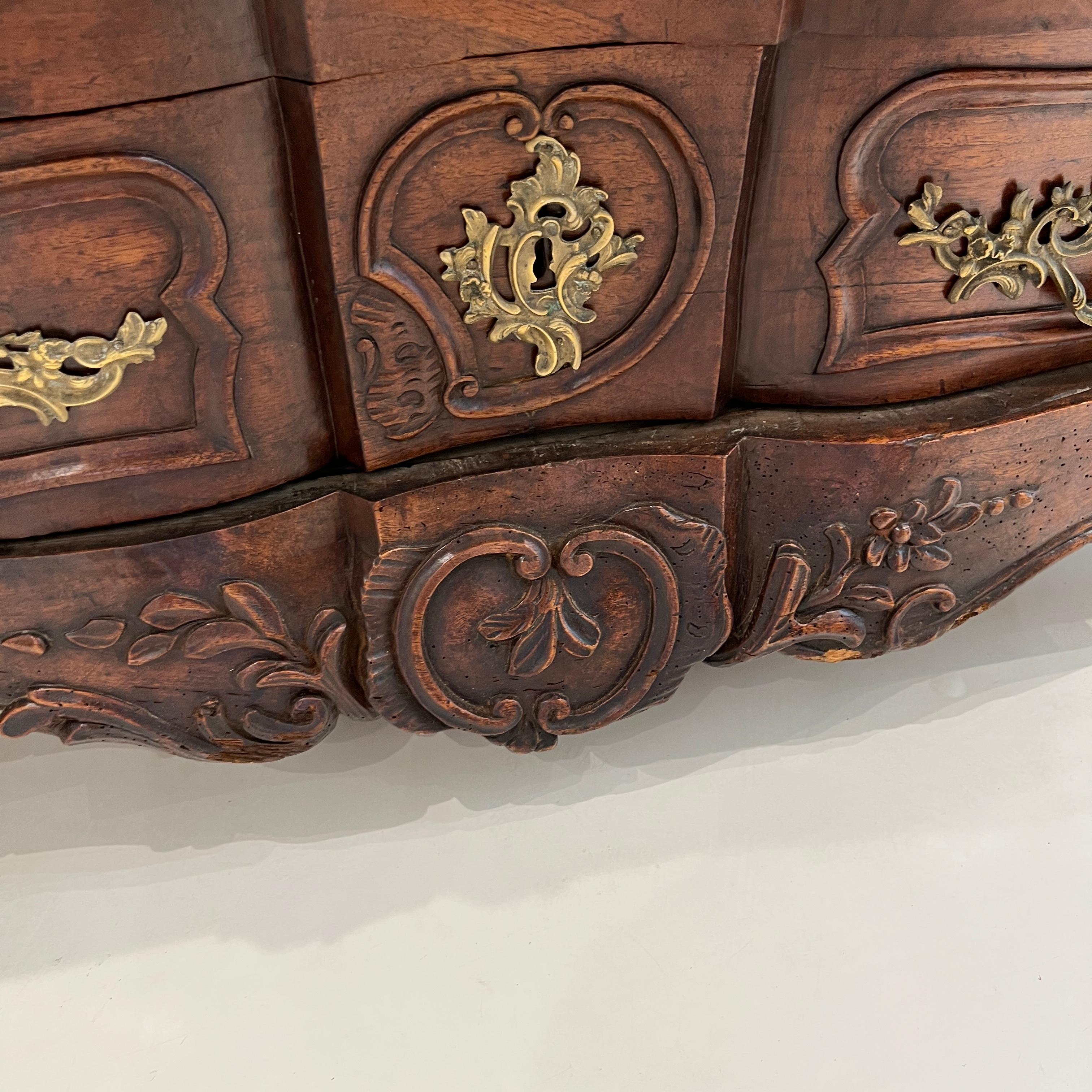 18th Century Walnut Commode from the Rhone Valley For Sale 2