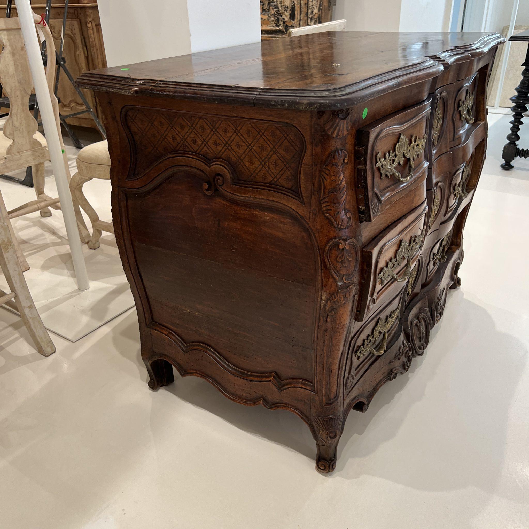 18th Century Walnut Commode from the Rhone Valley For Sale 2