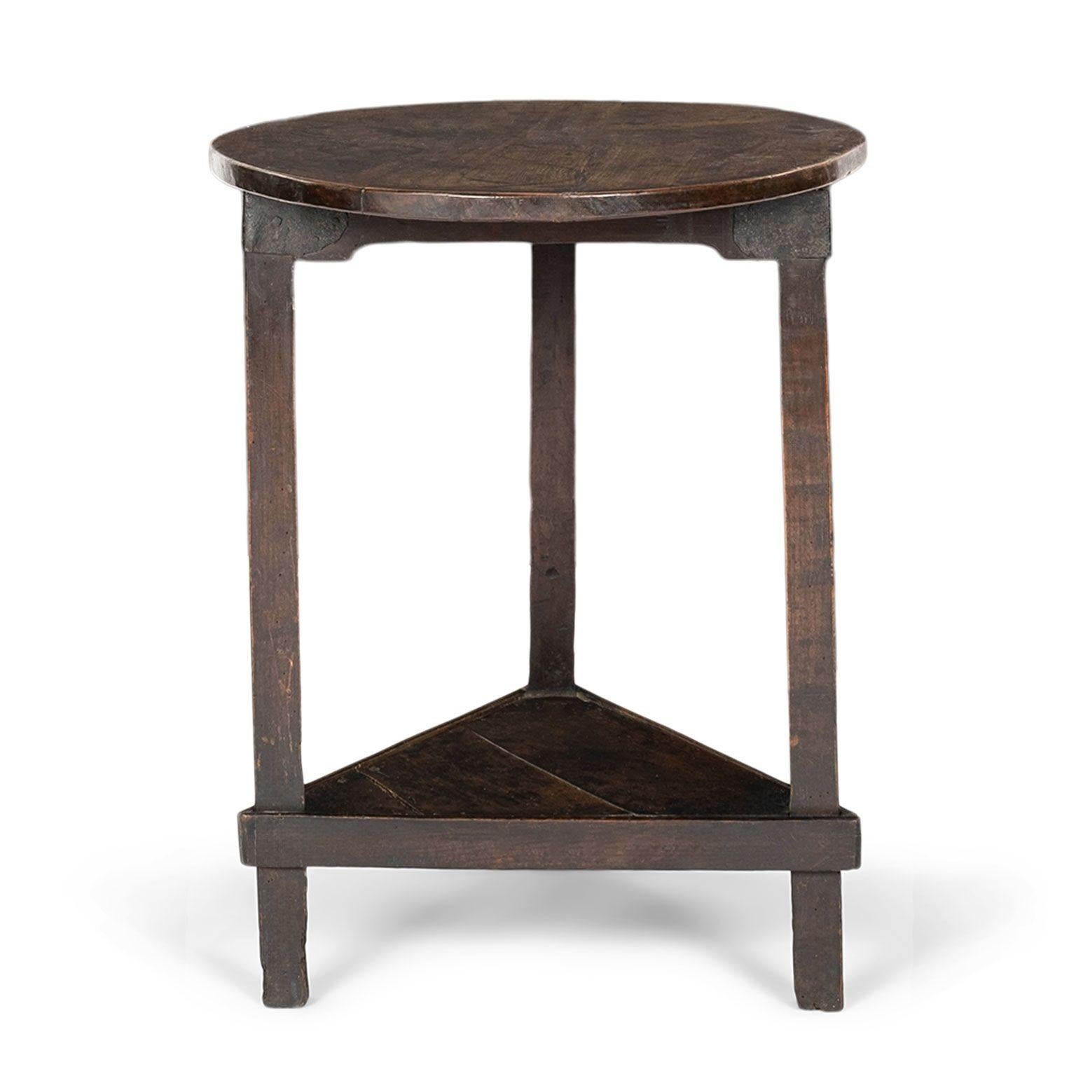 18th Century Walnut Cricket Table en vente 3