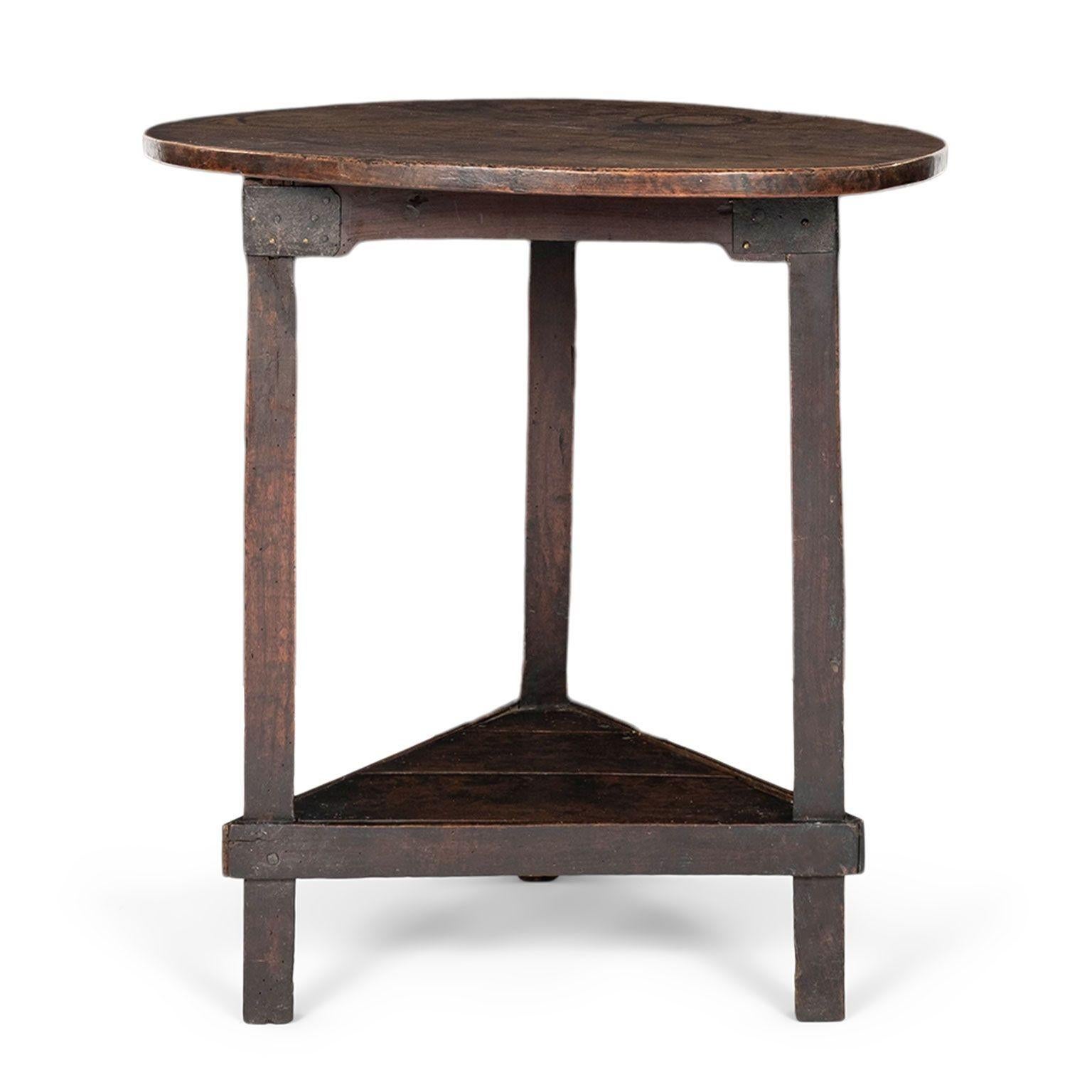 Forgé 18th Century Walnut Cricket Table en vente
