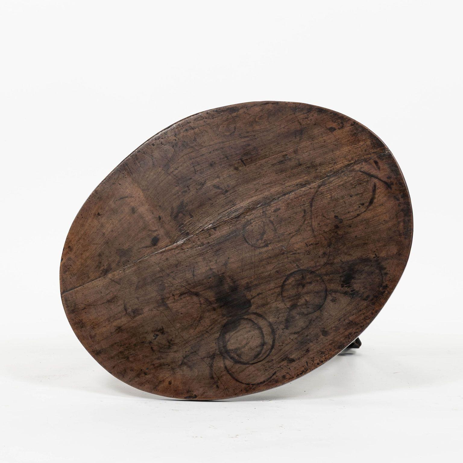Fer 18th Century Walnut Cricket Table en vente