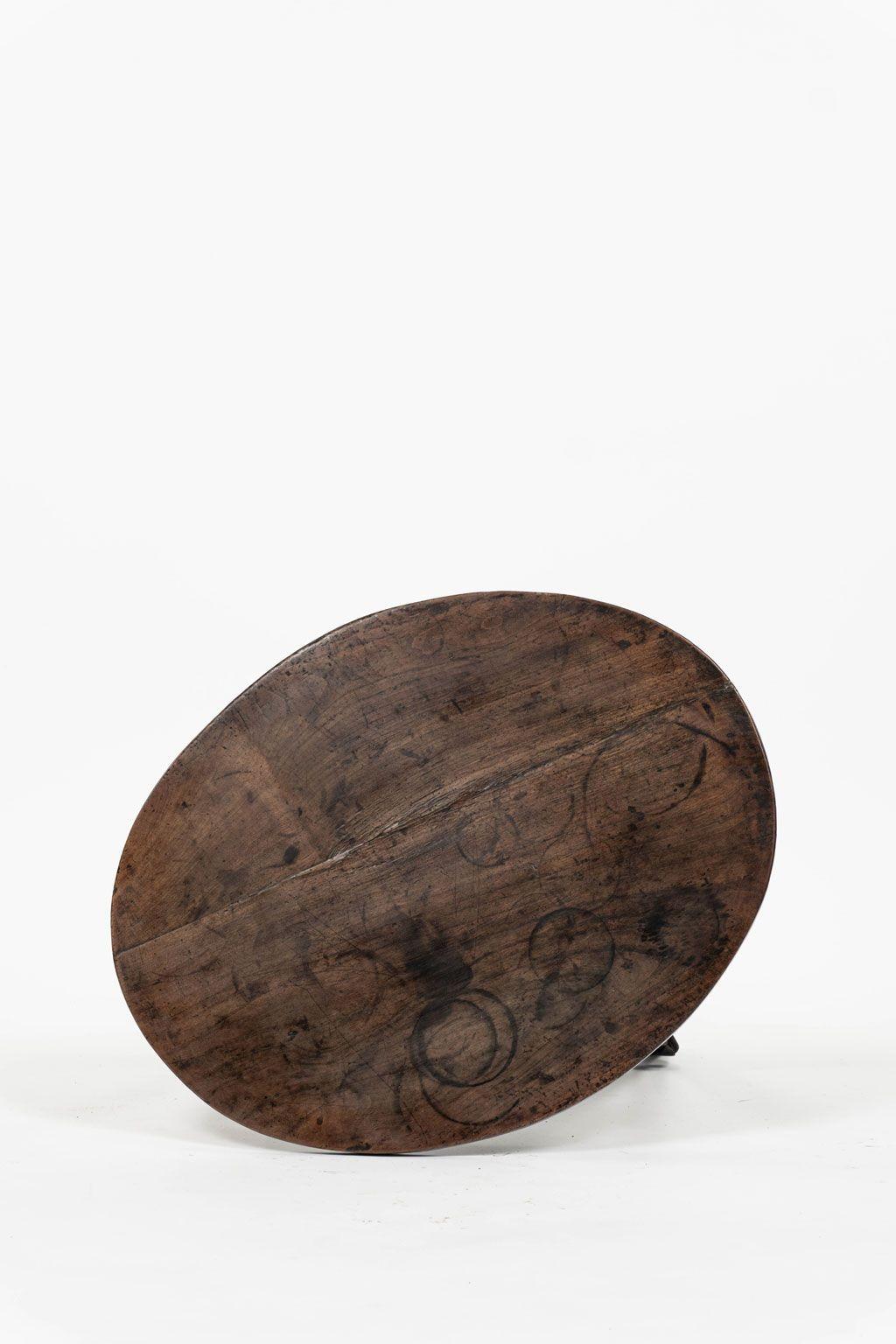 18th Century Walnut Cricket Table en vente 1