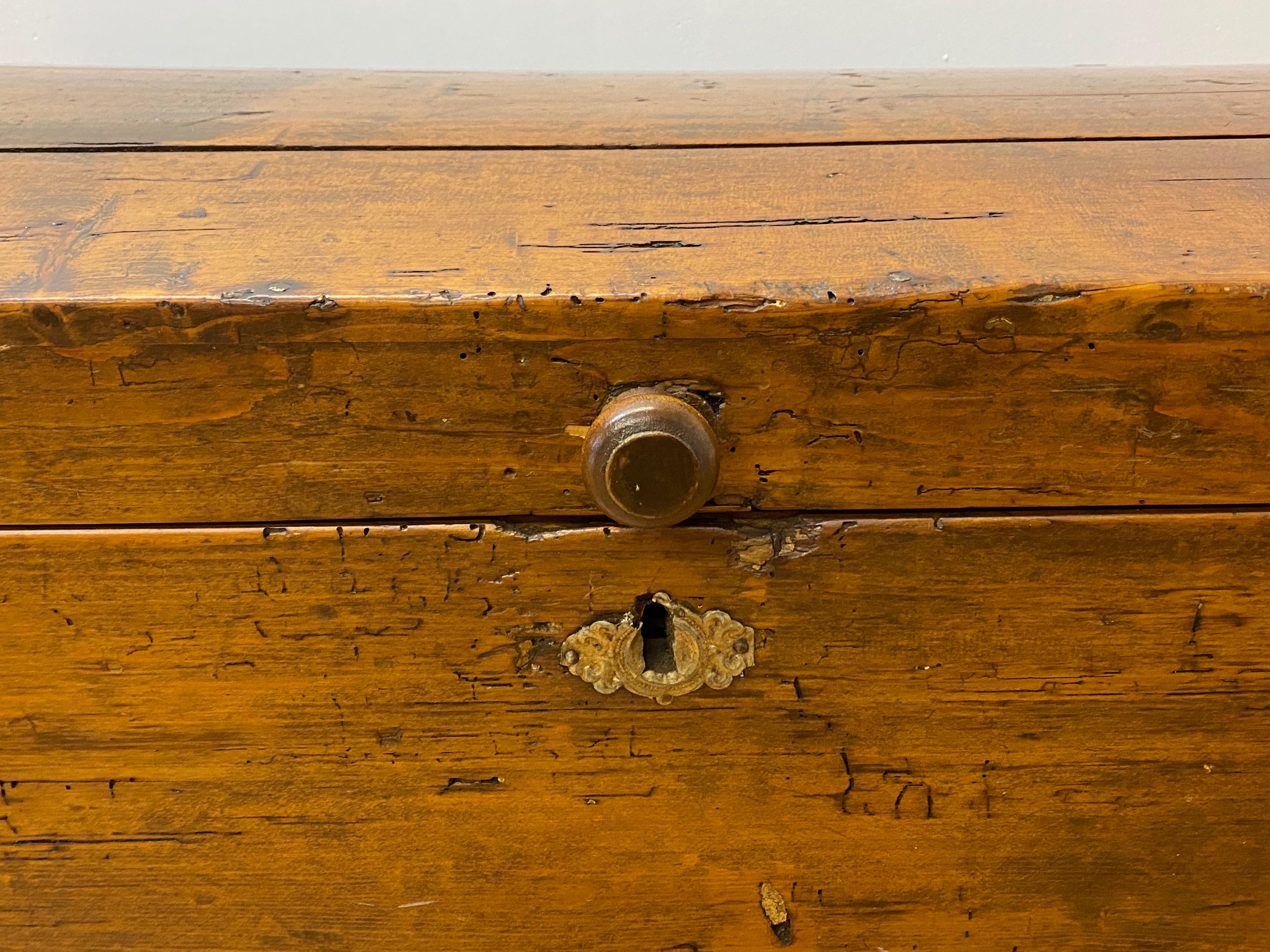 18th century walnut dome top peasants trunk

Hand made trunk with iron hardware

Measures: 29