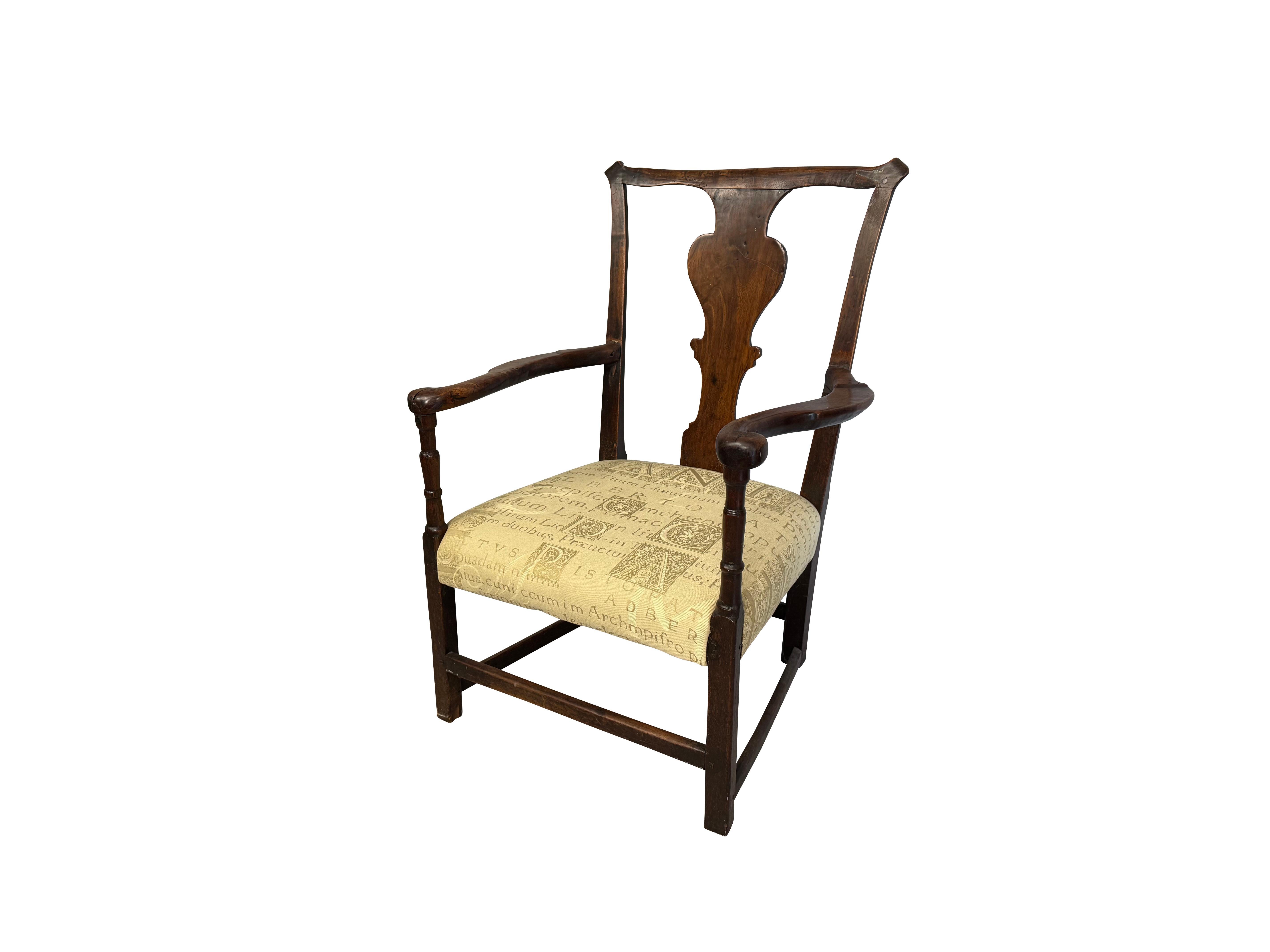 18. Jahrhundert Nussbaum Englisch Fireside Queen Anne Stil Stuhl (Handgeschnitzt) im Angebot