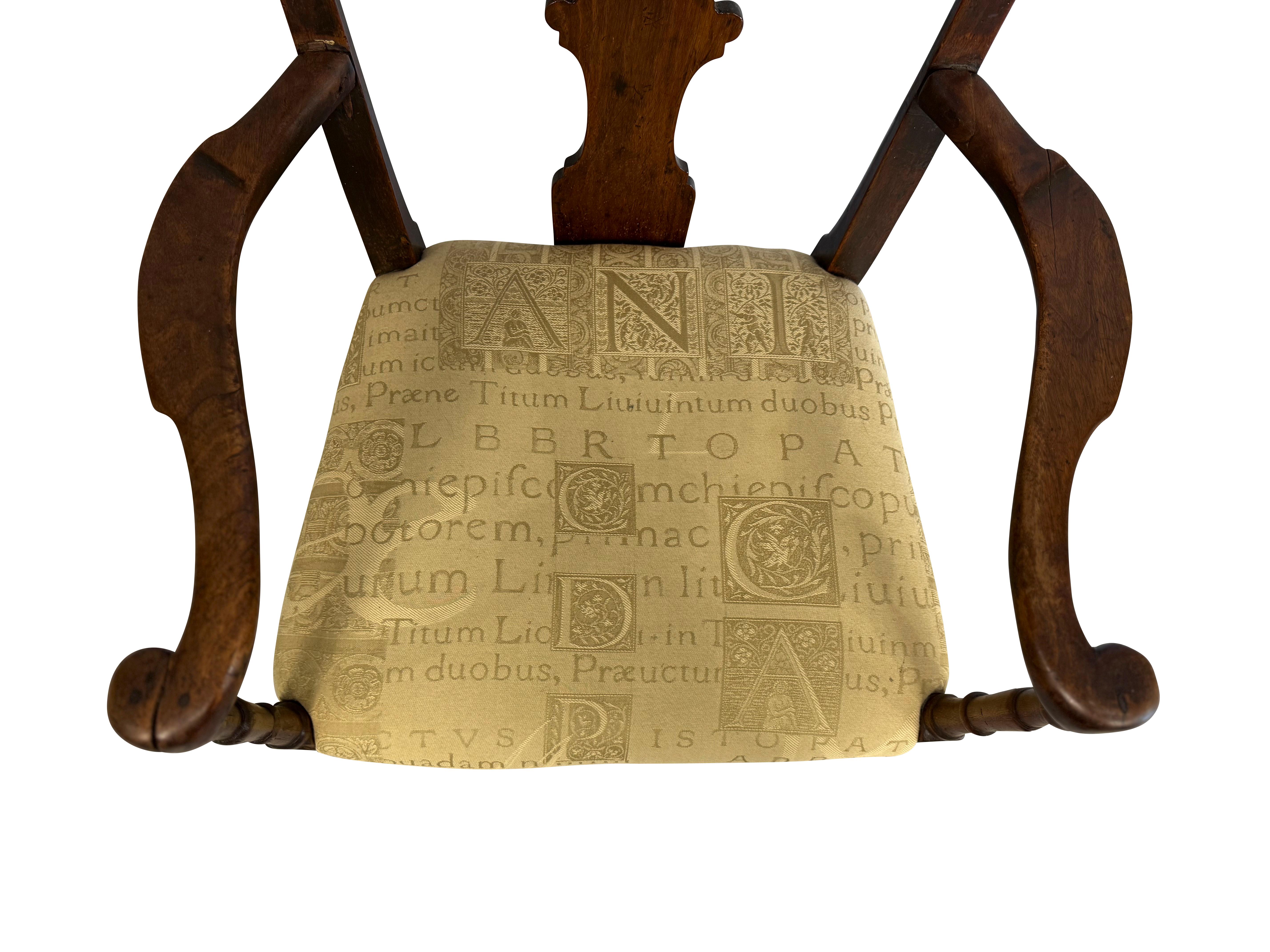 18. Jahrhundert Nussbaum Englisch Fireside Queen Anne Stil Stuhl im Angebot 1