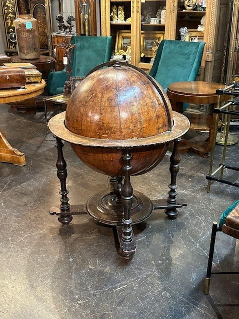 Globe terrestre en noyer de Toscane du XVIIIe siècle en vente 5