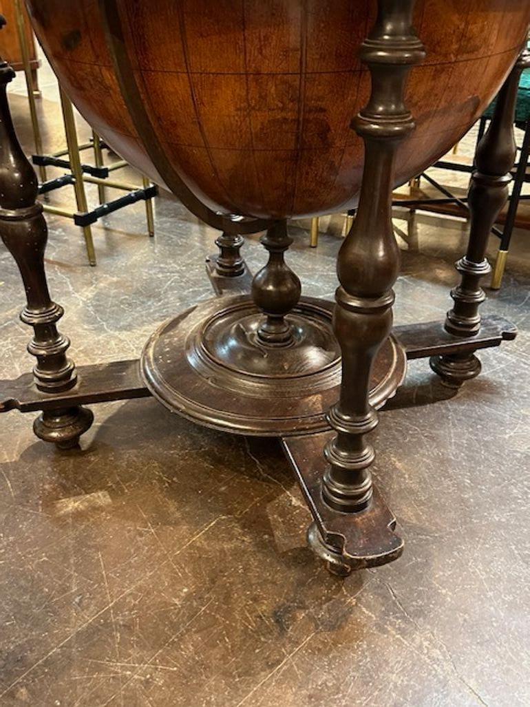Noyer Globe terrestre en noyer de Toscane du XVIIIe siècle en vente
