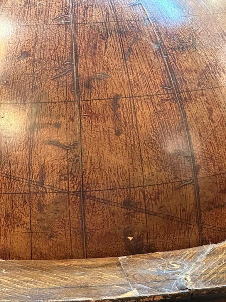 Globe terrestre en noyer de Toscane du XVIIIe siècle en vente 1