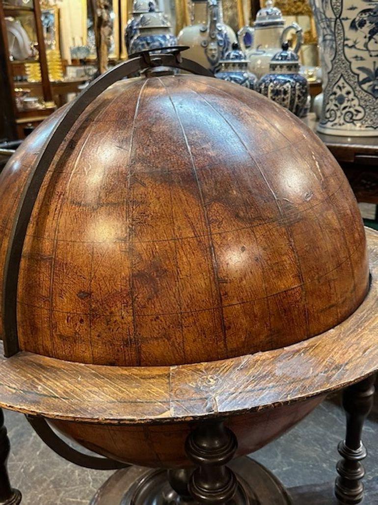 Globe terrestre en noyer de Toscane du XVIIIe siècle en vente 2