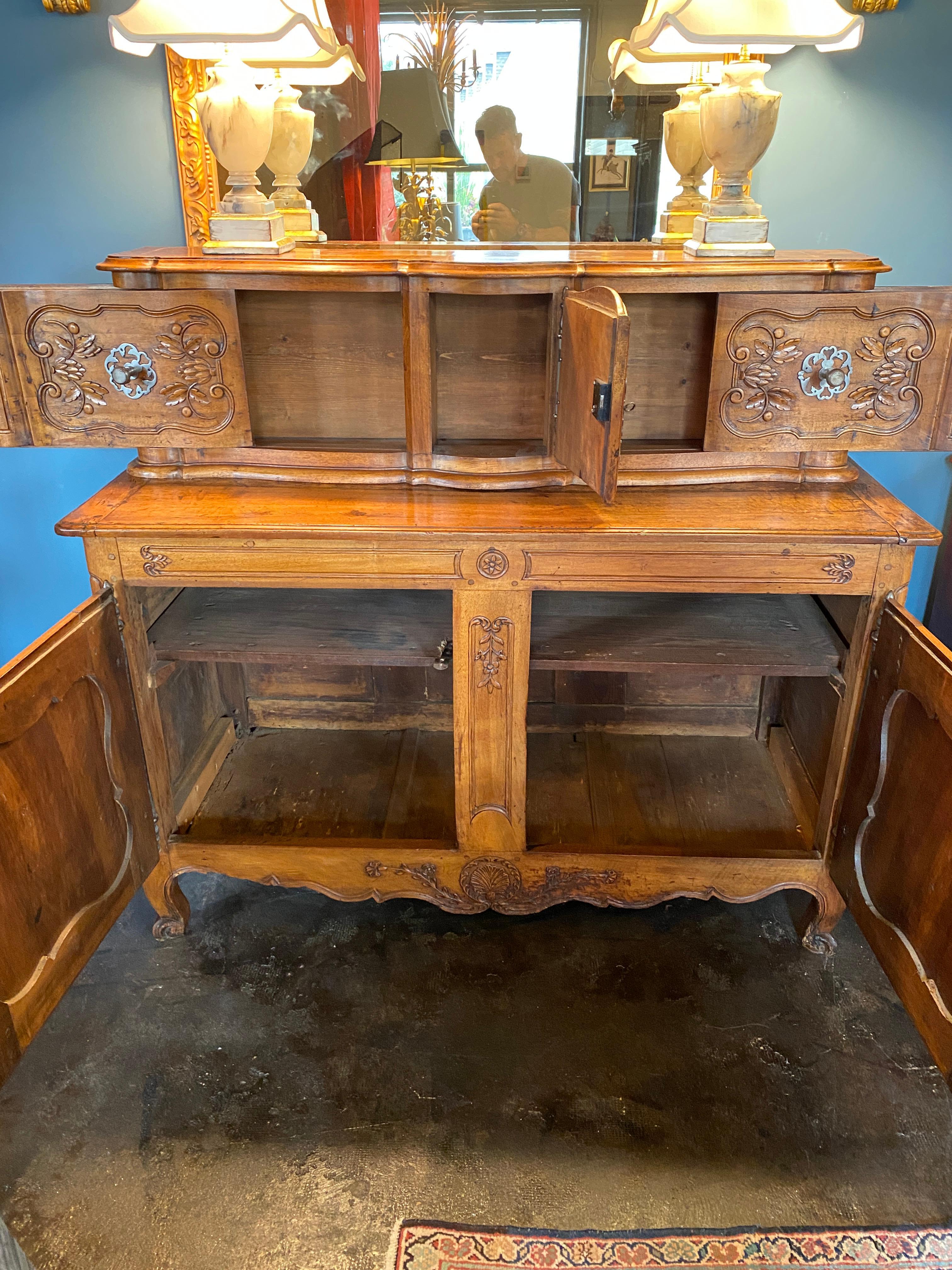 18th Century Walnut French Louis XV Provincial Buffet with Hutch In Good Condition In Nashville, TN