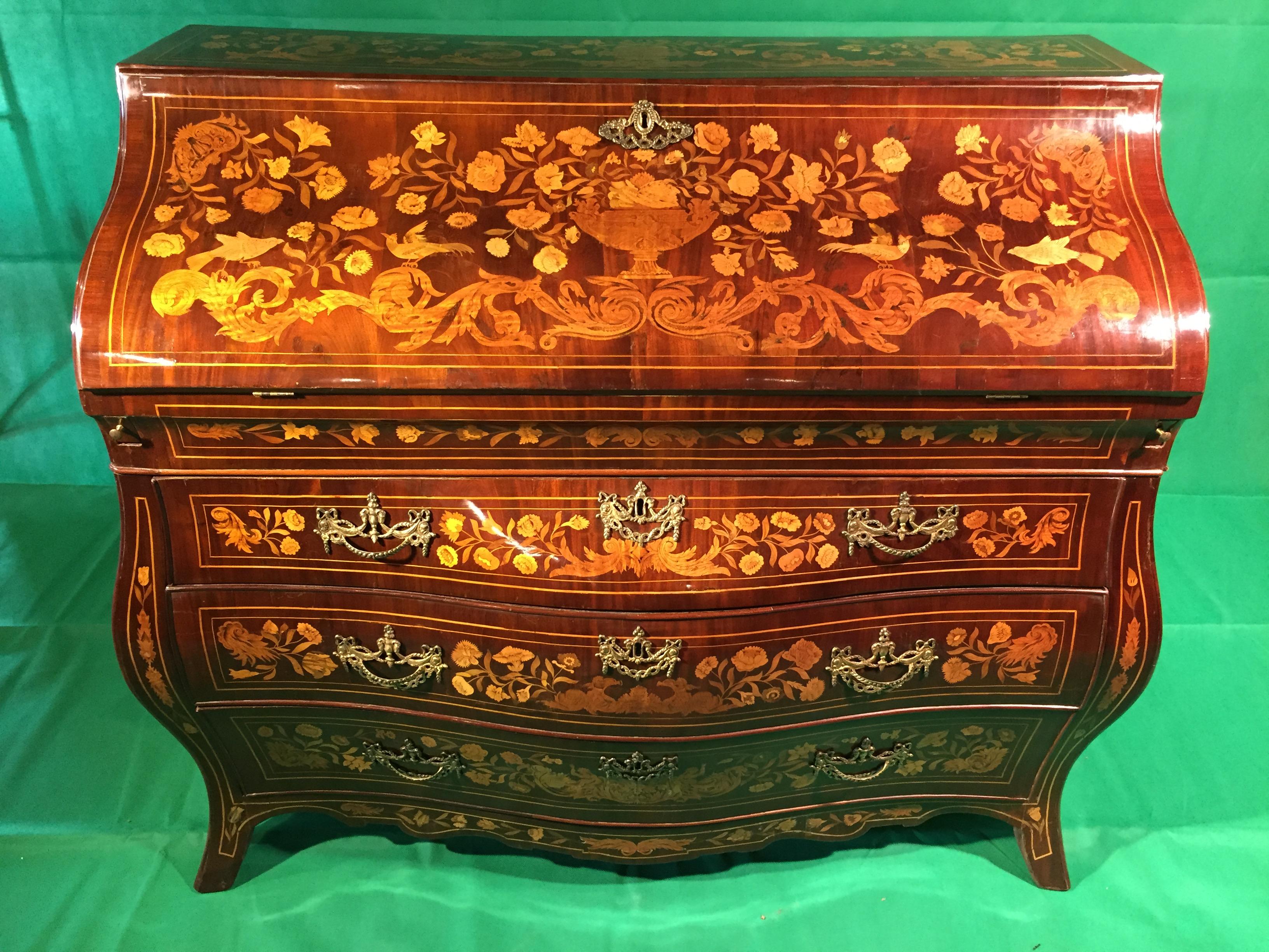 Dutch Bureau, in walnut root, finely inlaid with floral motifs in fruit wood. Side shapes moved like the front, original hardware. In excellent state of preservation, only the leather on the desk top is missing. Period second half of the 18th