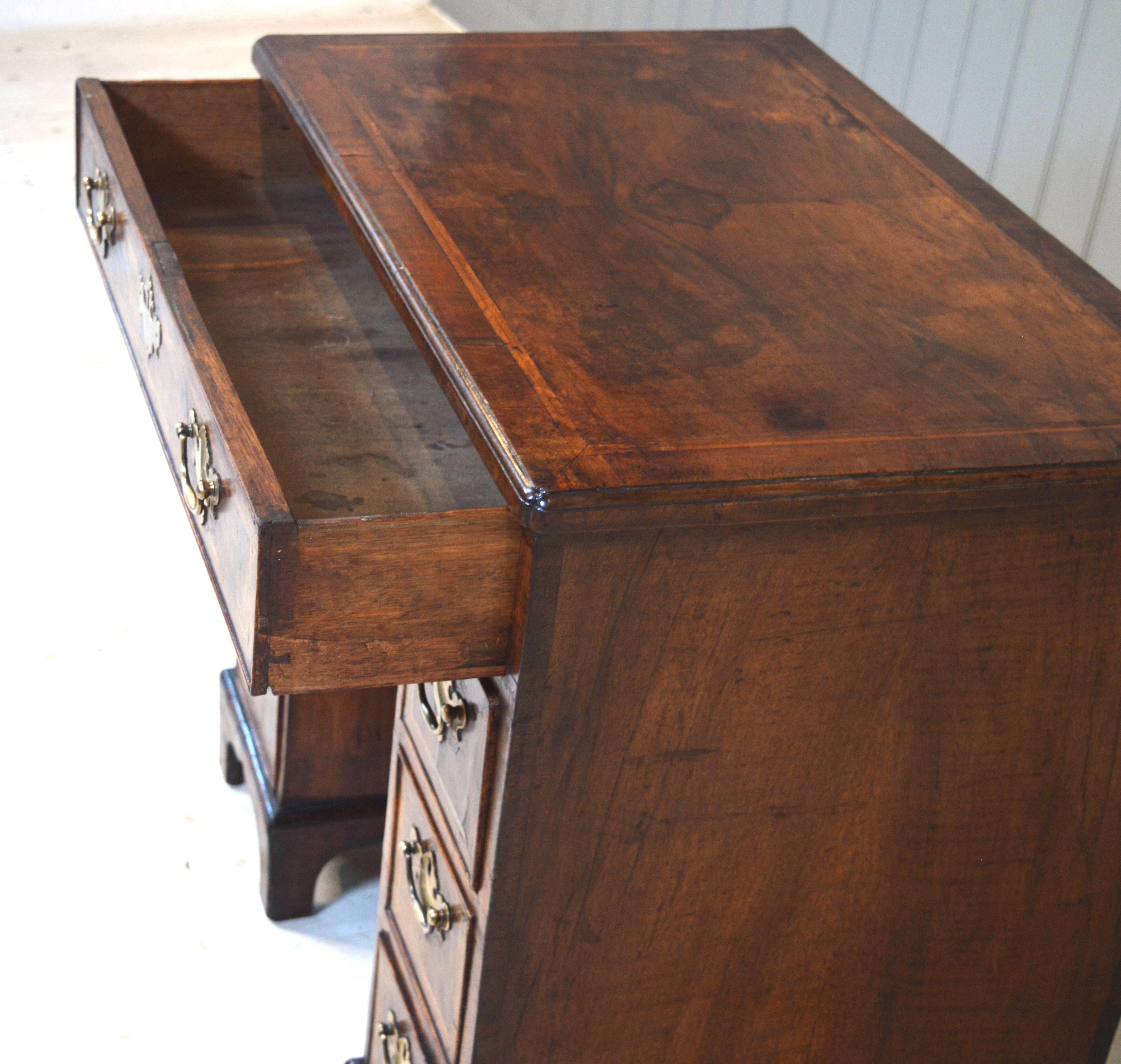 18th century walnut knee Hole desk For Sale 4