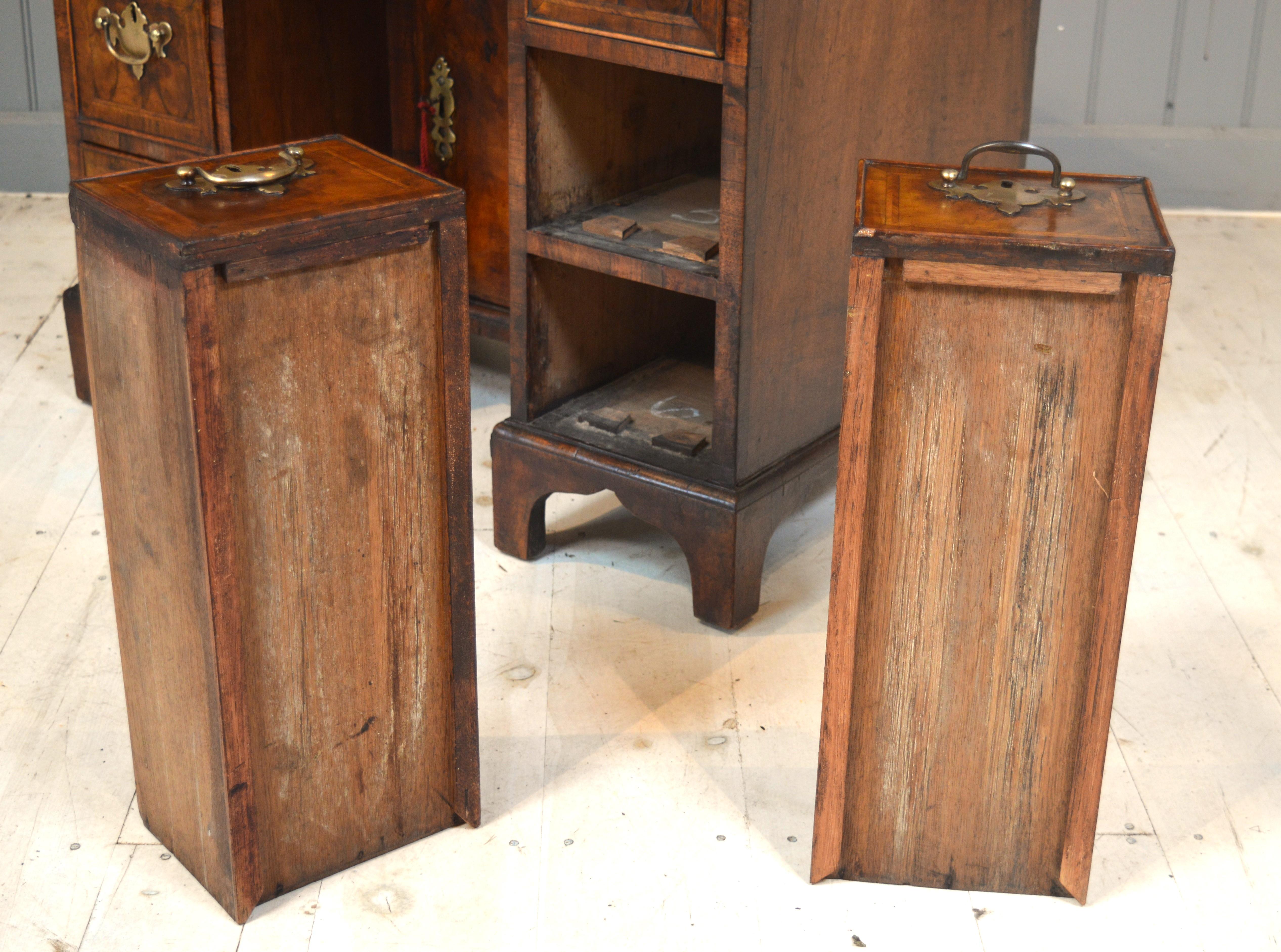18th century walnut knee Hole desk For Sale 5