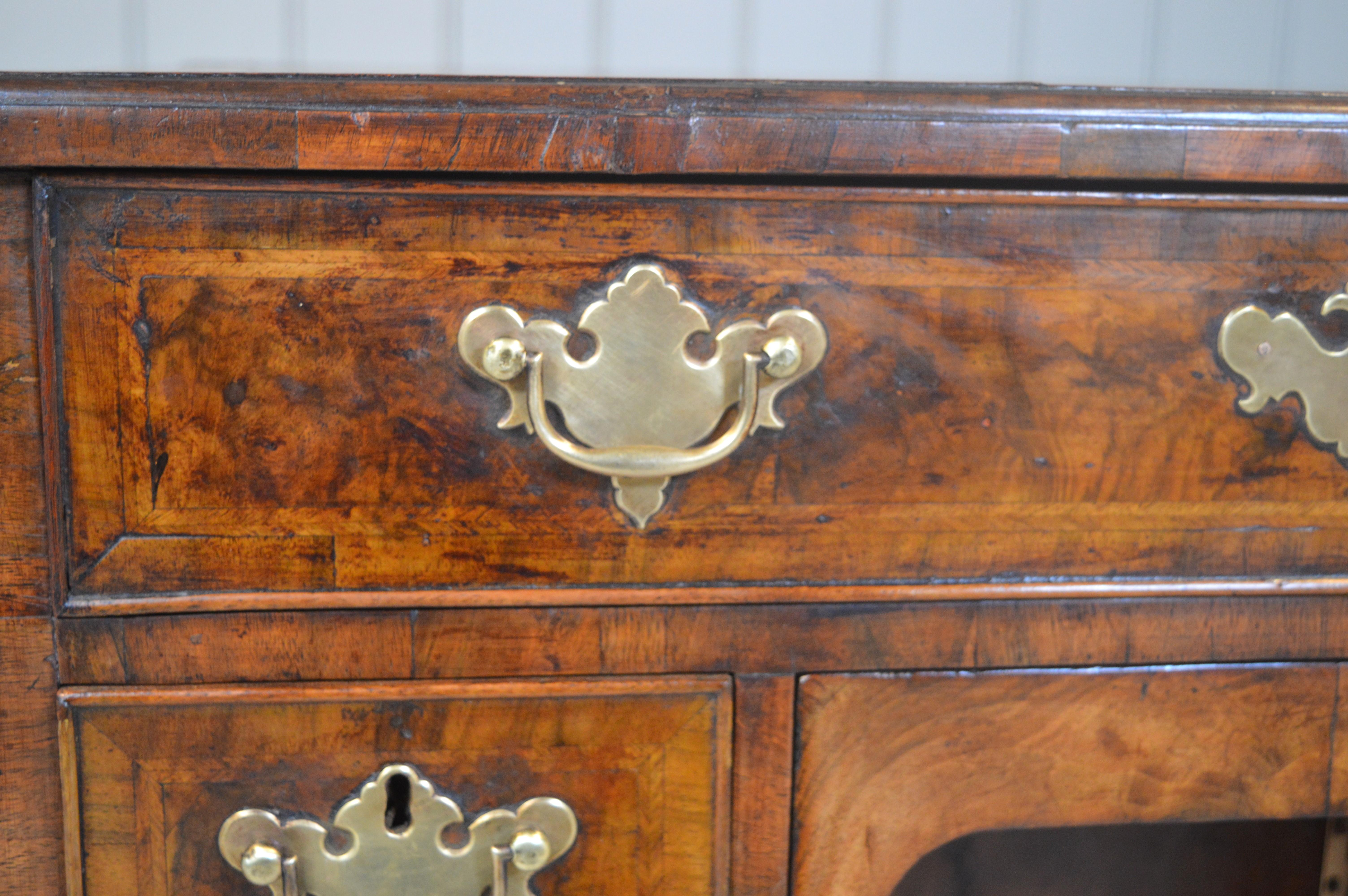 18th century walnut knee Hole desk For Sale 6