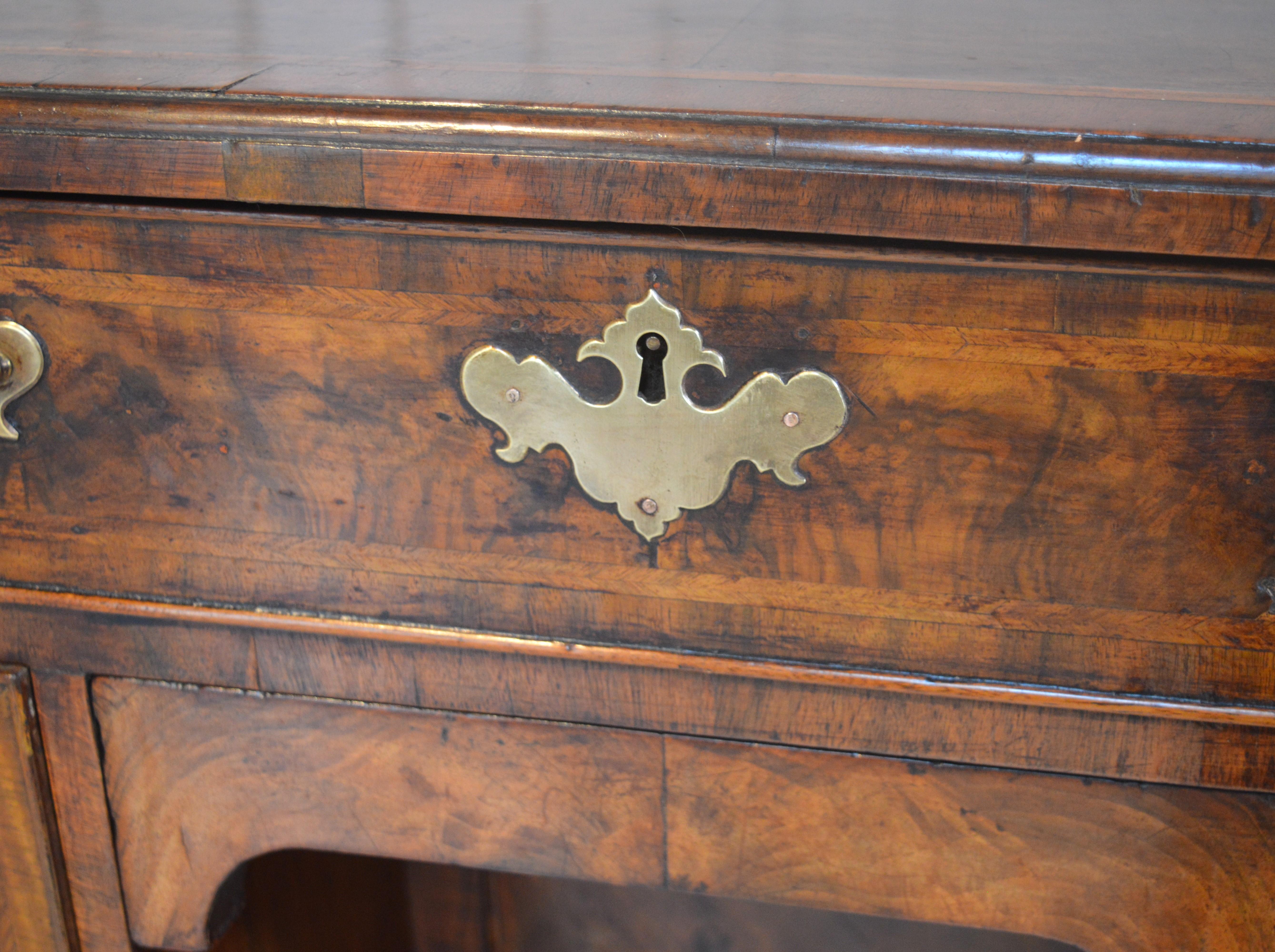 18th century walnut knee Hole desk For Sale 7