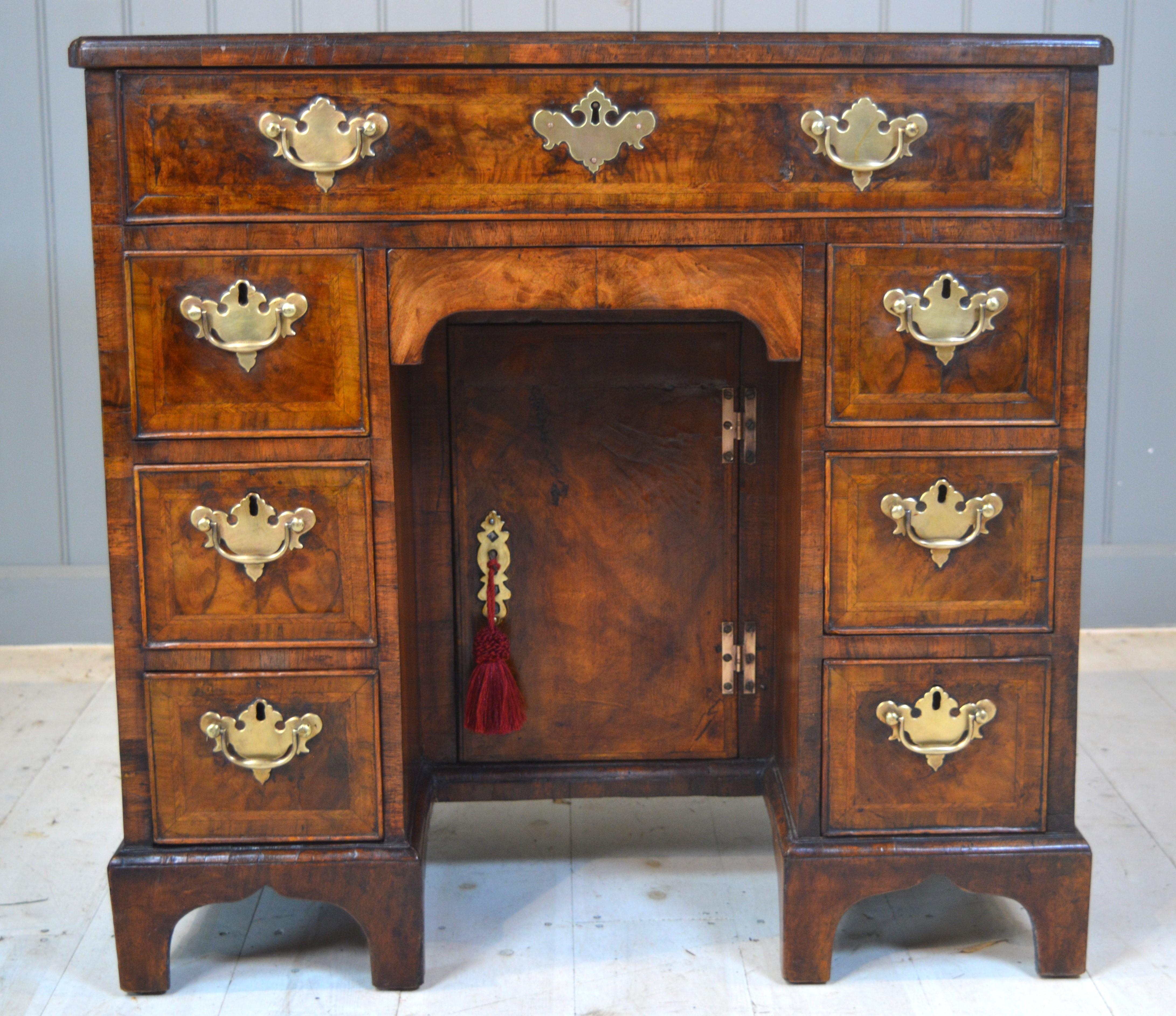 English 18th century walnut knee Hole desk For Sale