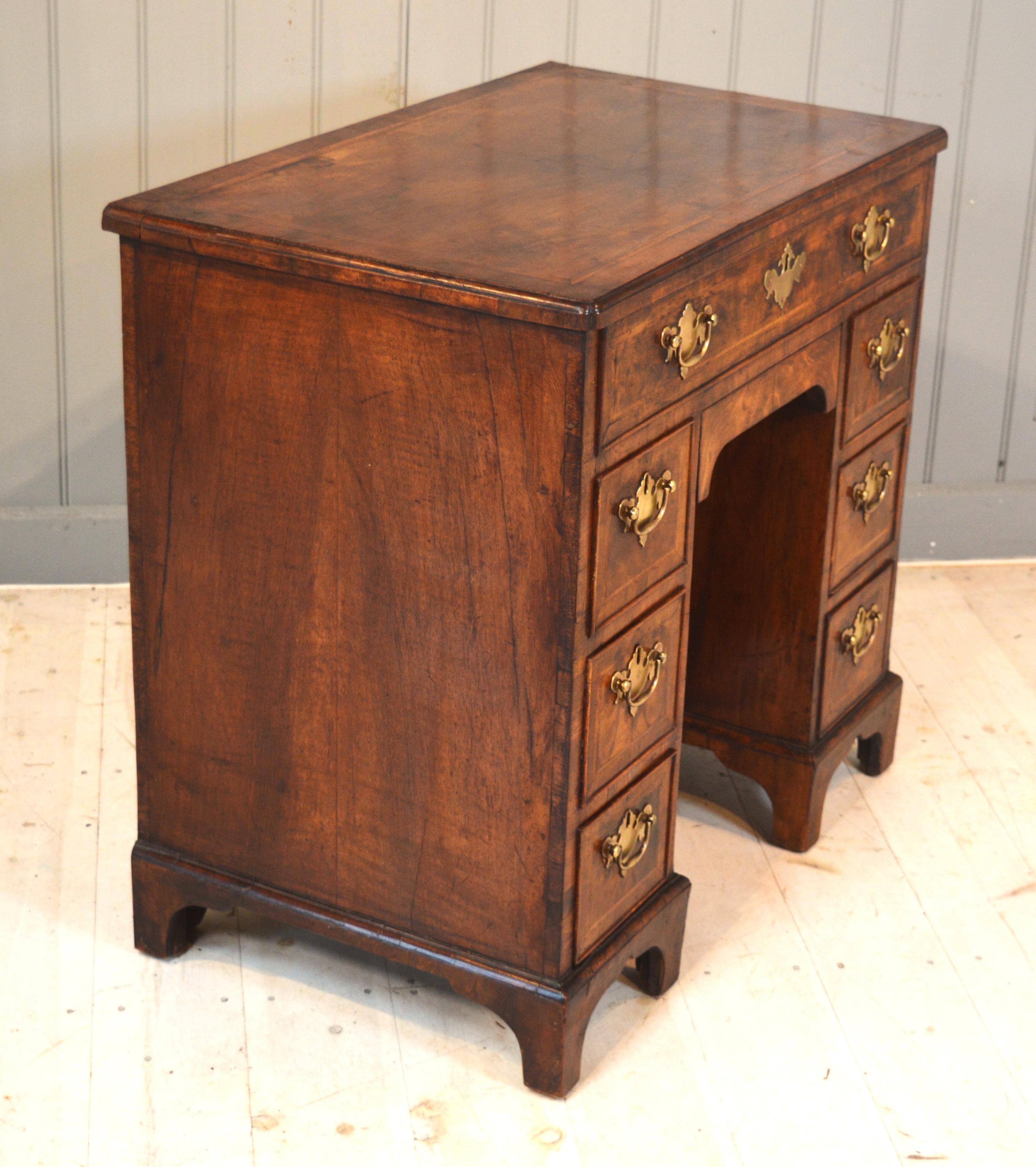 18th century walnut knee Hole desk In Good Condition For Sale In Penzance, GB