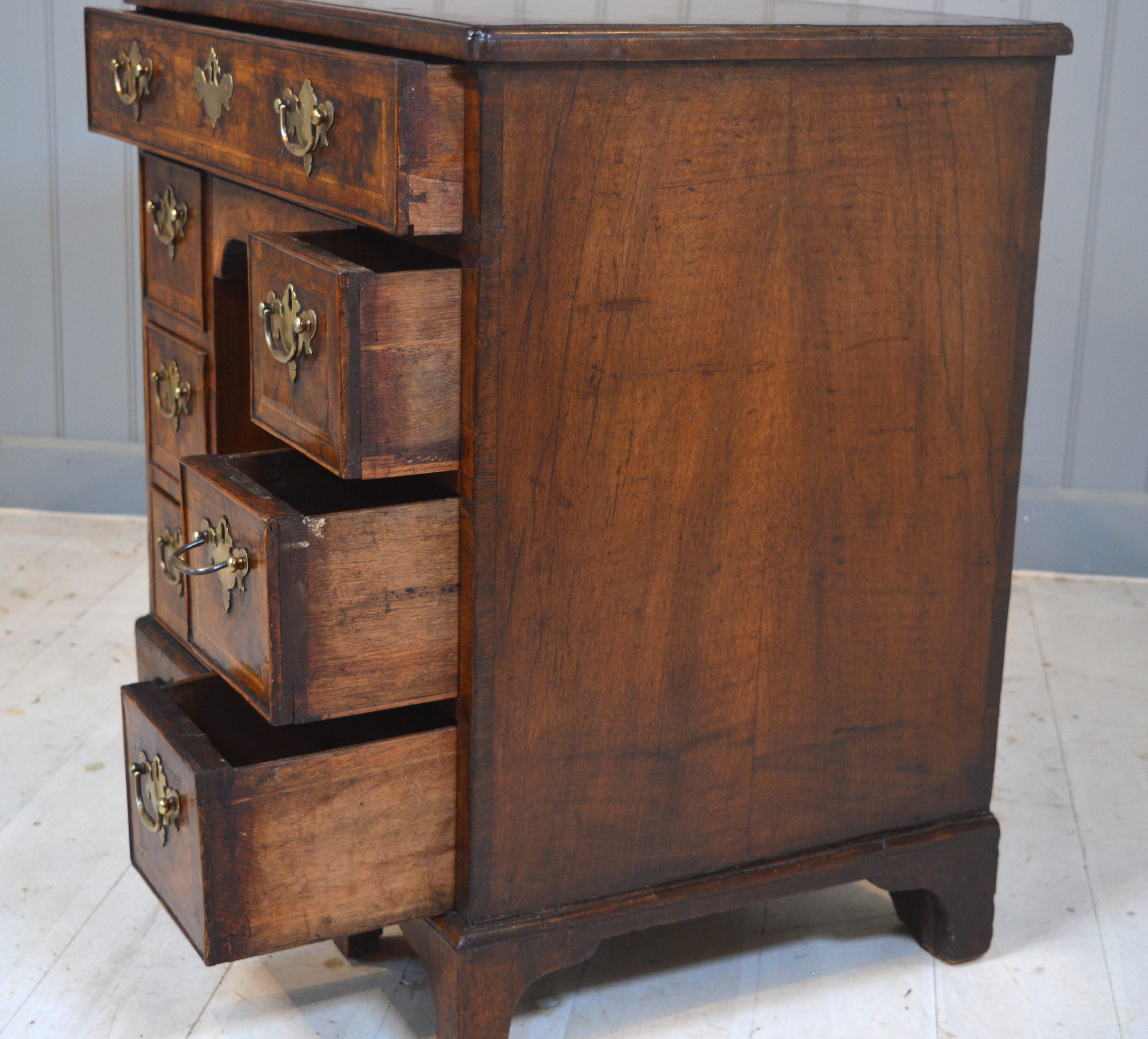 Walnut 18th century walnut knee Hole desk For Sale