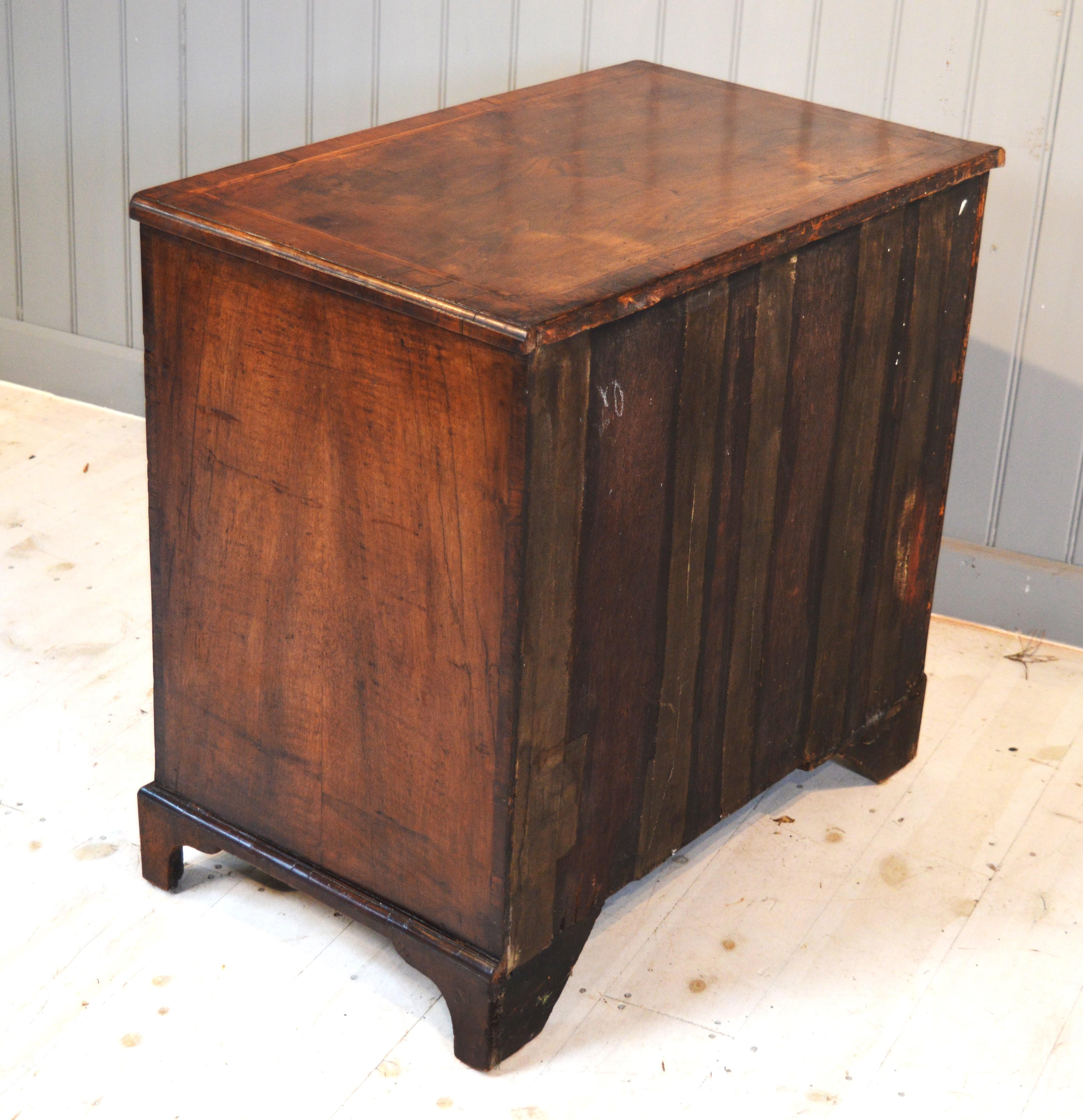 18th century walnut knee Hole desk For Sale 1