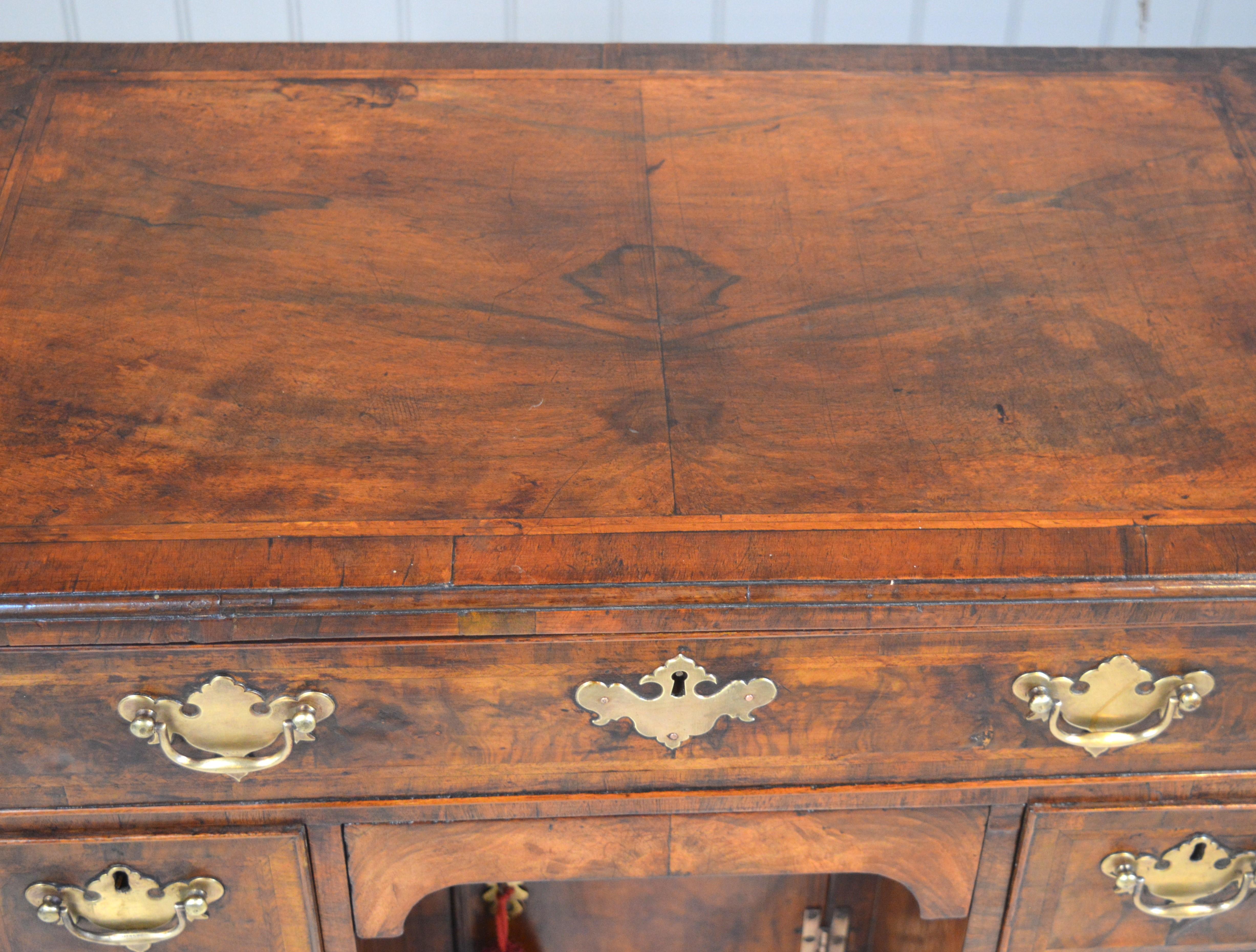 18th century walnut knee Hole desk For Sale 2