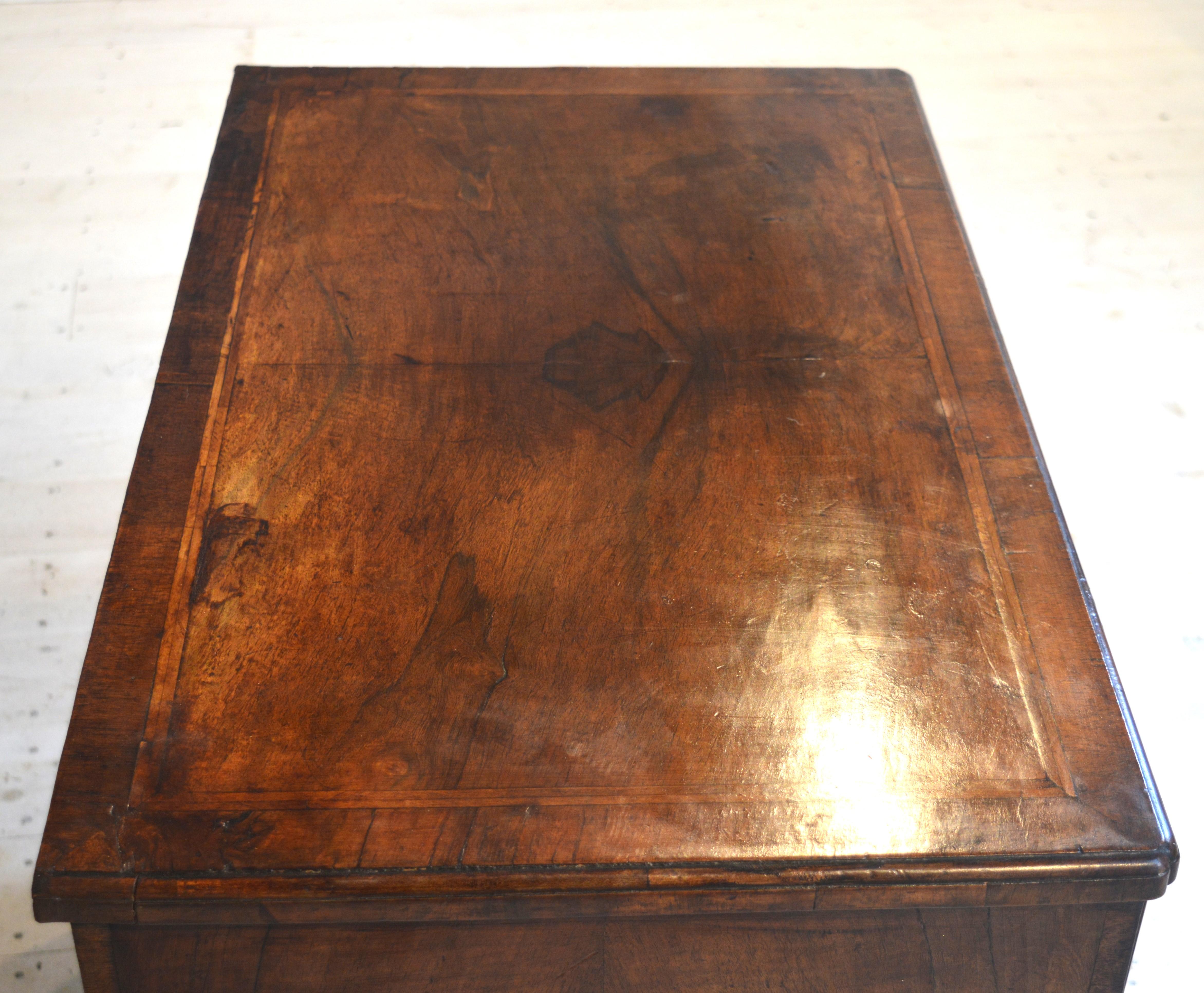 18th century walnut knee Hole desk For Sale 3
